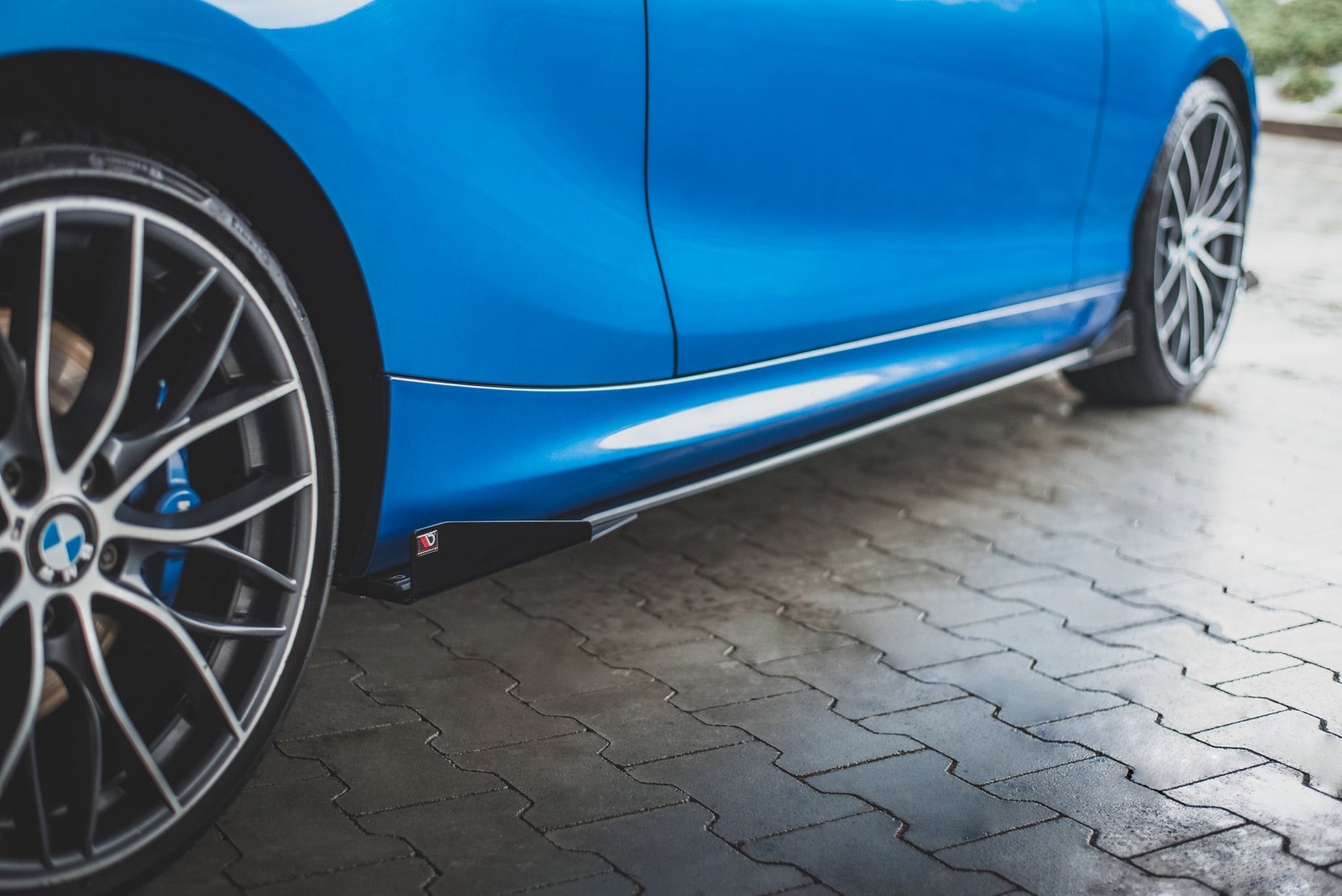 Robuste Racing Seitenschweller Ansatz für für + Flaps BMW 1er F21 M135i / M140i / M-Paket schwarz Hochglanz