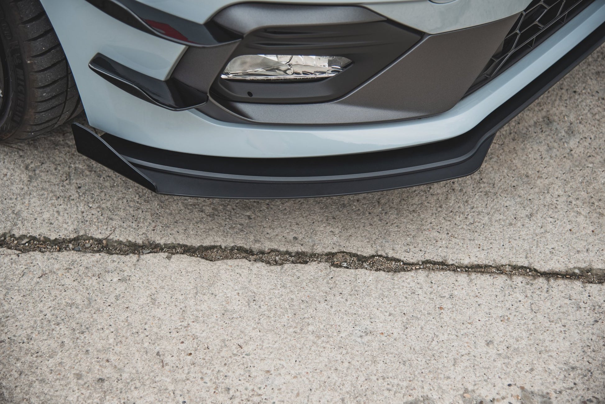 Robuste Racing Front Ansatz für passend für + Front Stoßstangen Racing Flaps passend für Ford Fiesta Mk8 ST / ST-Line schw...