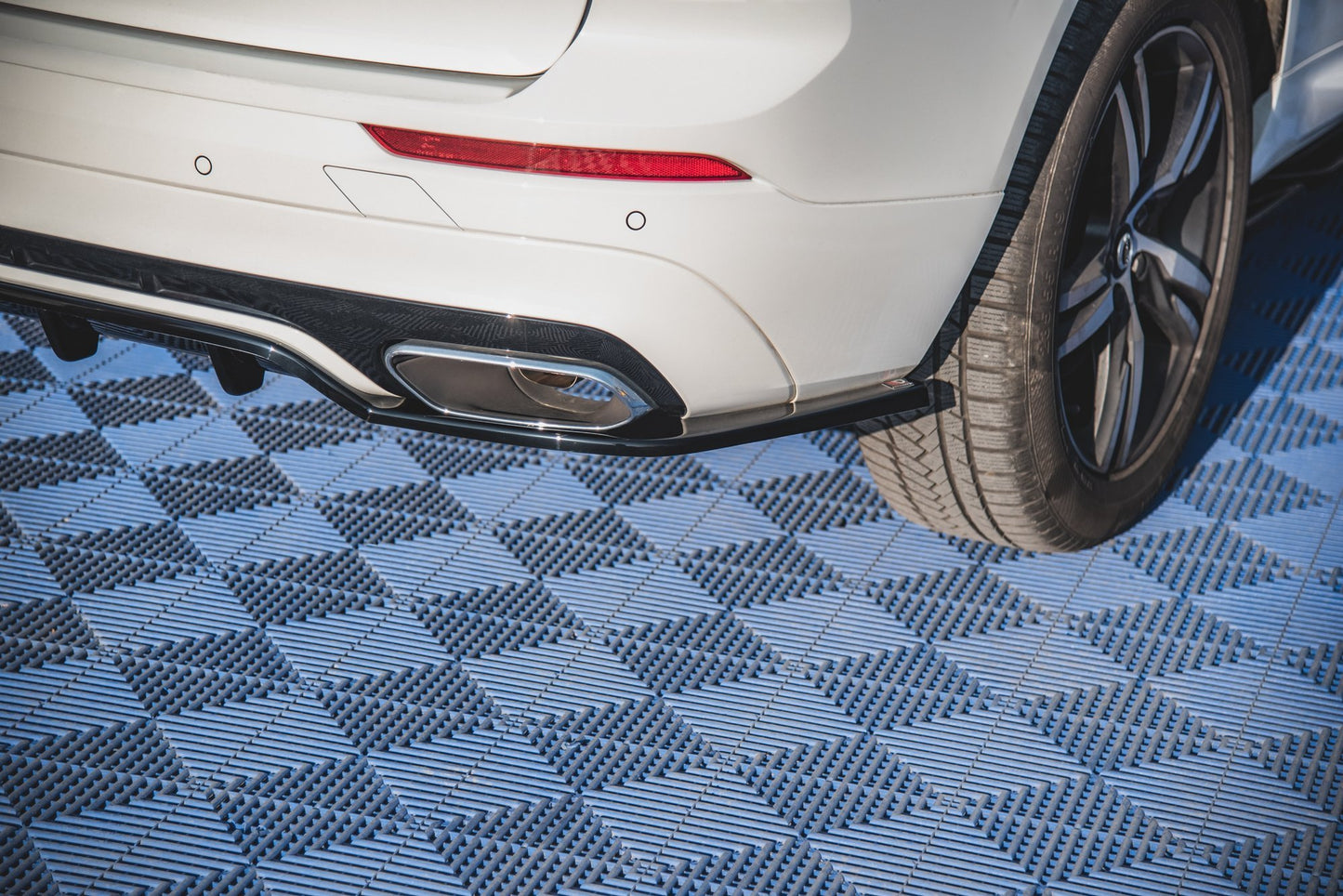 Mittlerer Diffusor Heck Ansatz DTM Look für Volvo XC60 Mk2 R-Design schwarz matt
