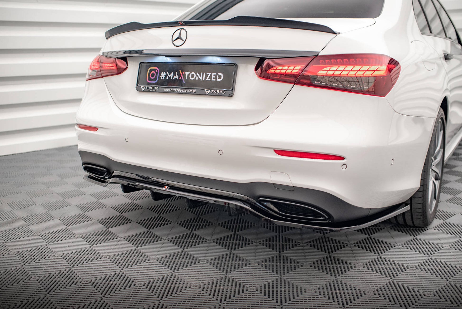 Mittlerer Diffusor Heck Ansatz DTM Look für Mercedes-Benz E AMG-Line W213 Facelift schwarz matt