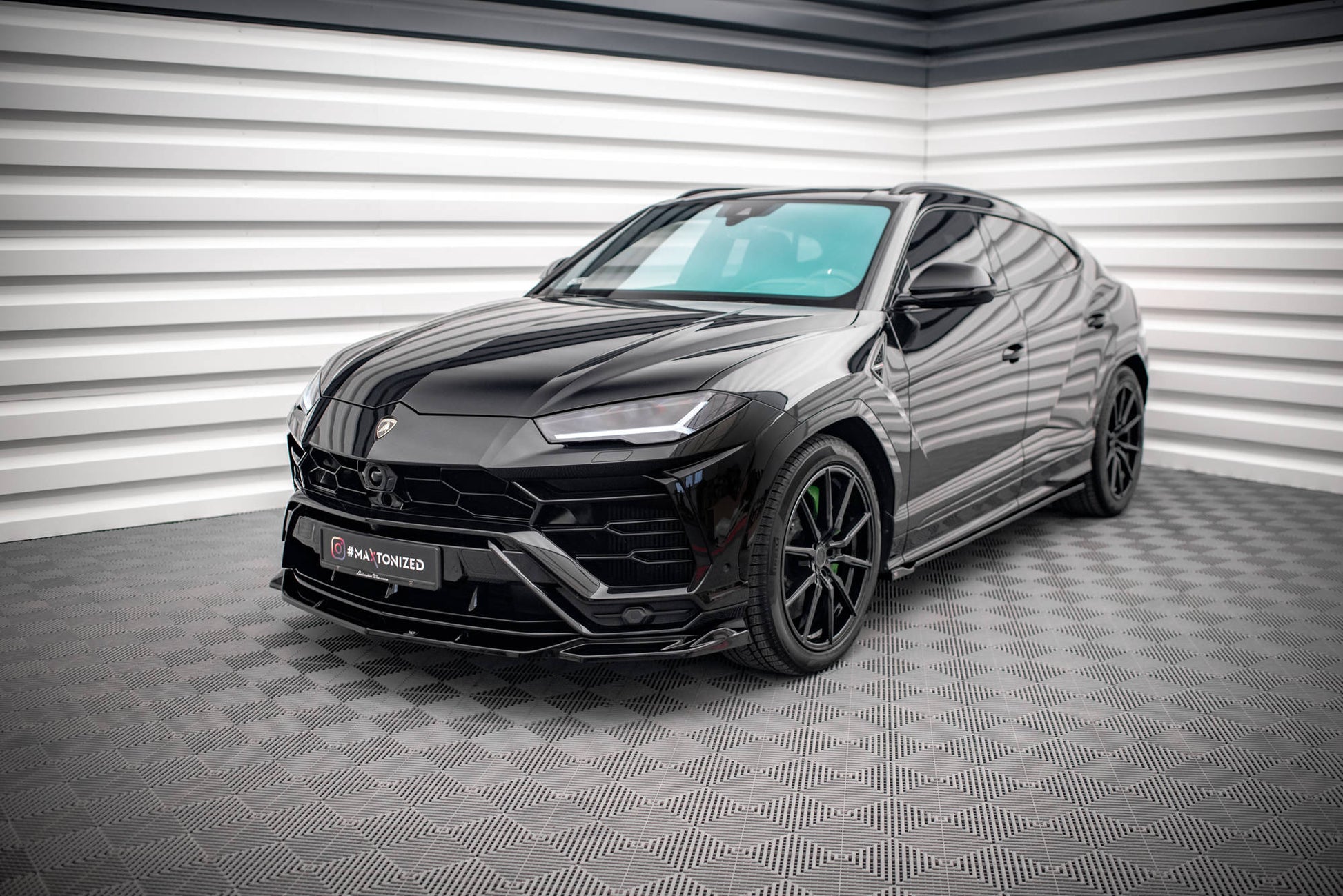 Front Ansatz V.3 für Lamborghini Urus Mk1 schwarz Hochglanz