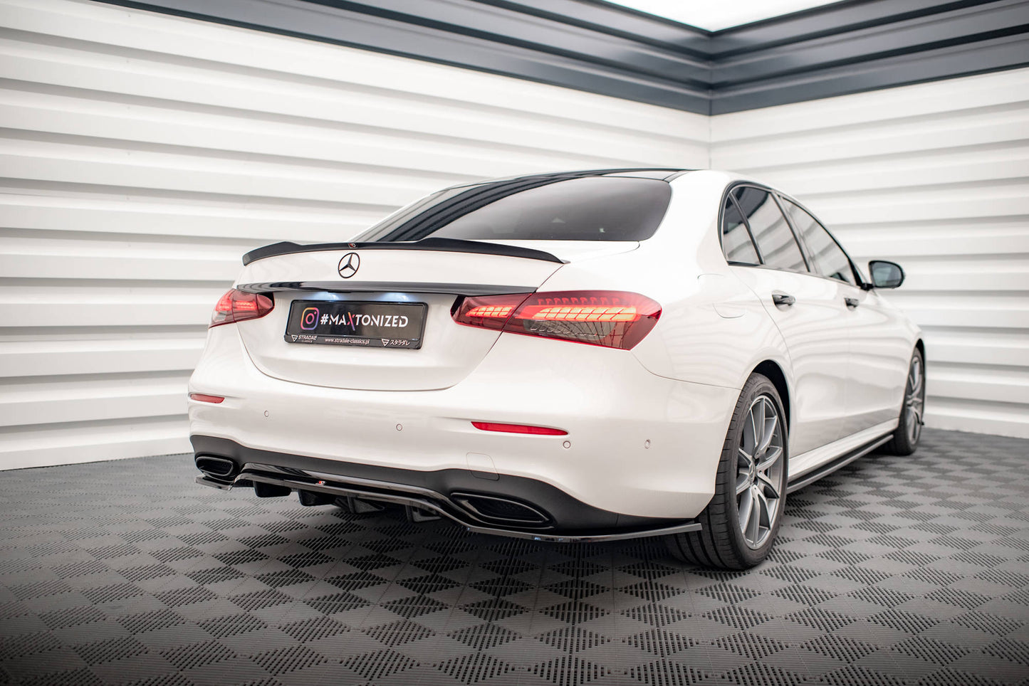 Mittlerer Diffusor Heck Ansatz DTM Look für Mercedes-Benz E AMG-Line W213 Facelift schwarz matt