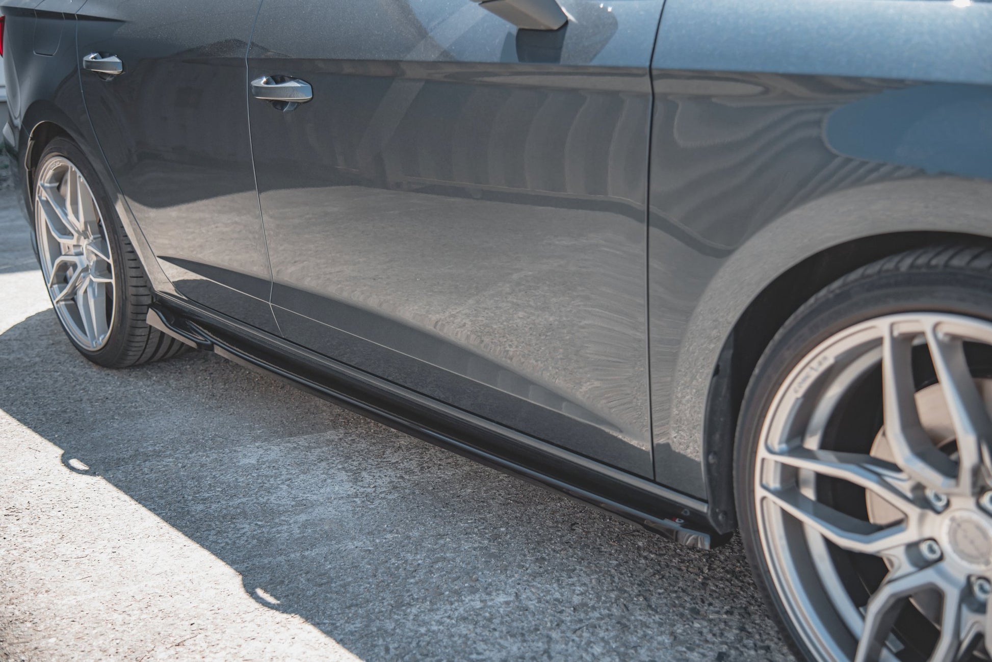 Seitenschweller Ansatz für V.4 Seat Leon Cupra / FR Mk3 FL schwarz matt