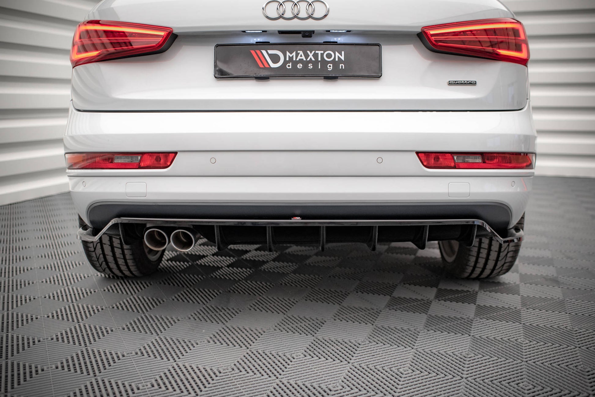Mittlerer Diffusor Heck Ansatz DTM Look für Audi Q3 8U Facelift Carbon Look