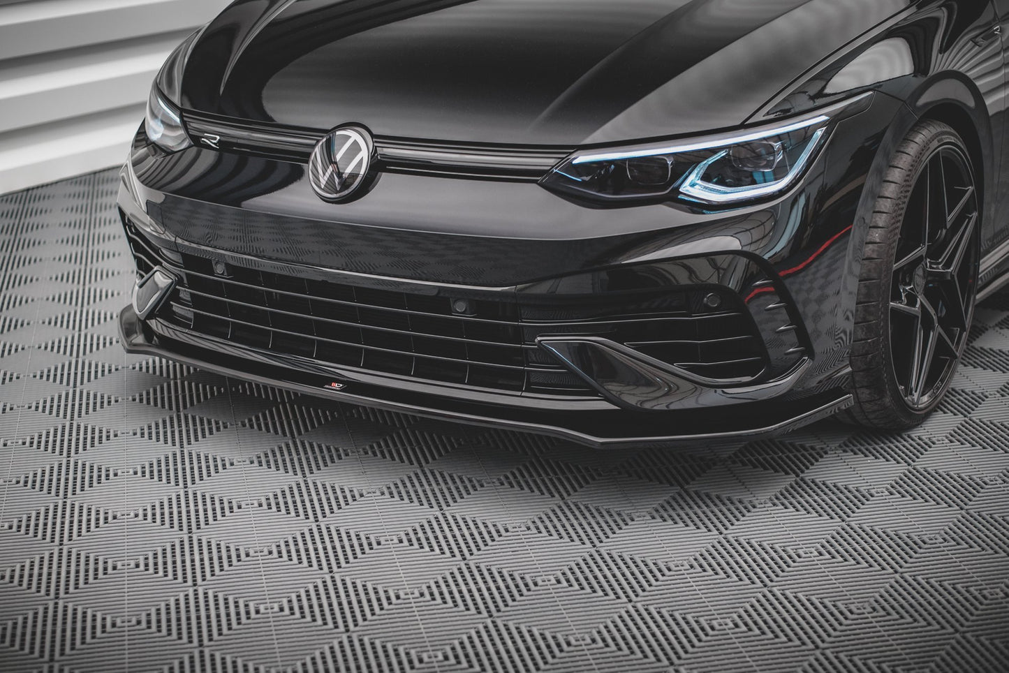 Front Ansatz V.3 für Volkswagen Golf R Mk8 schwarz Hochglanz