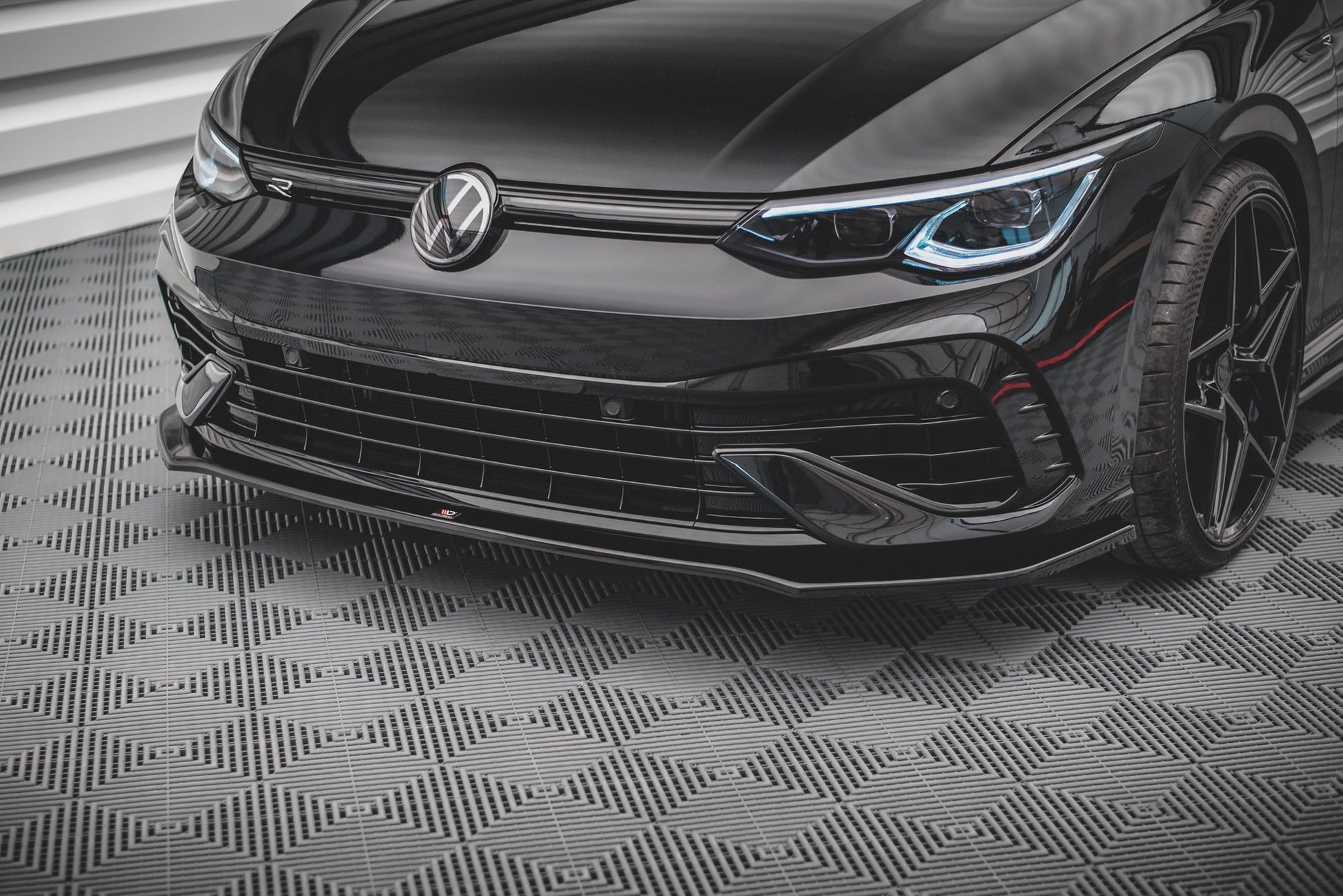 Front Ansatz V.3 für Volkswagen Golf R Mk8 schwarz Hochglanz