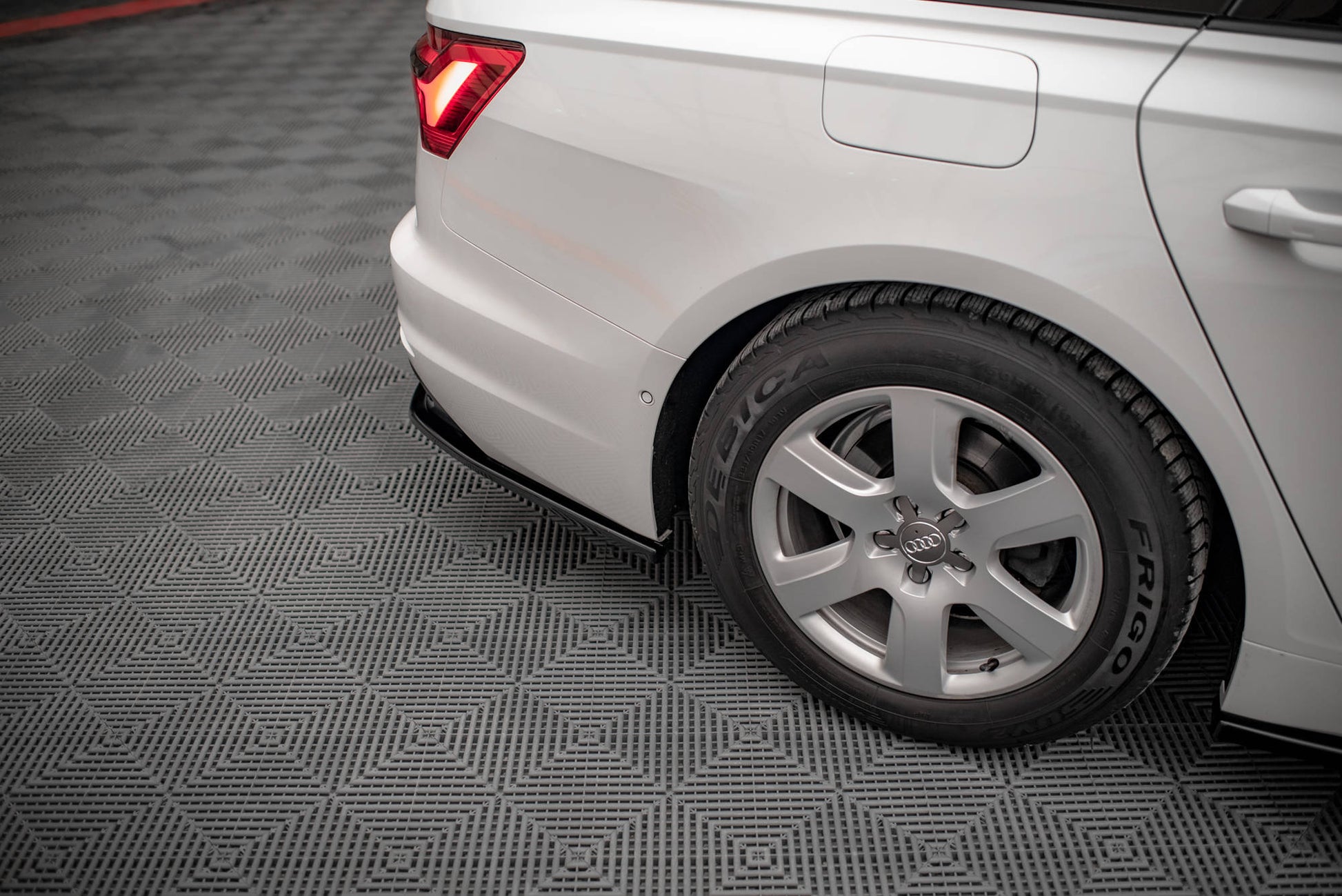 Mittlerer Diffusor Heck Ansatz für Audi A6 C8 Carbon Look