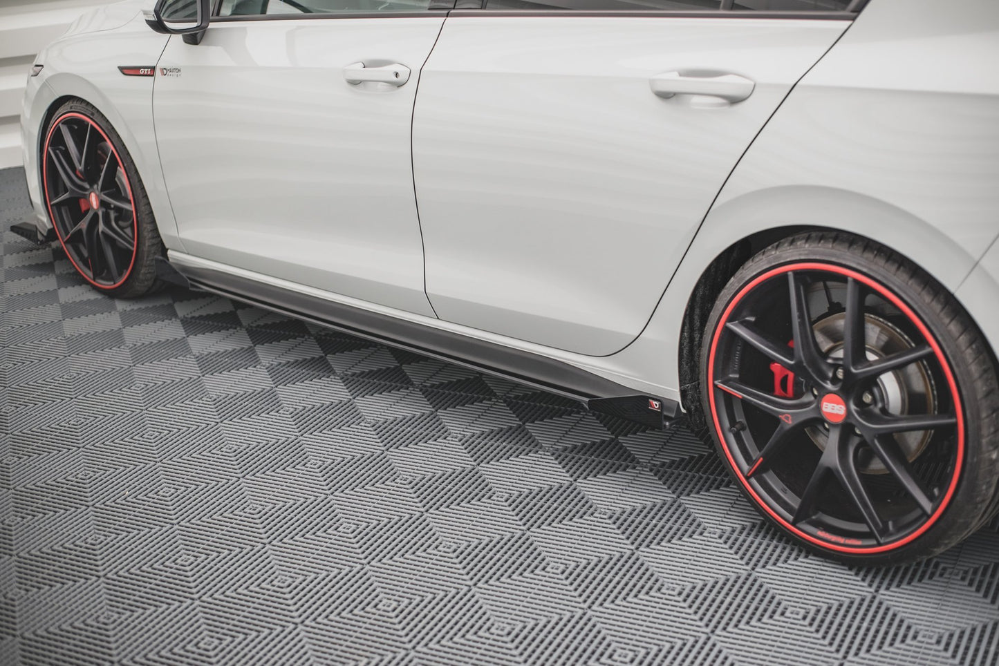 Robuste Racing Seitenschweller Ansatz für für + Flaps Volkswagen Golf 8 GTI / GTI Clubsport schwarz Hochglanz