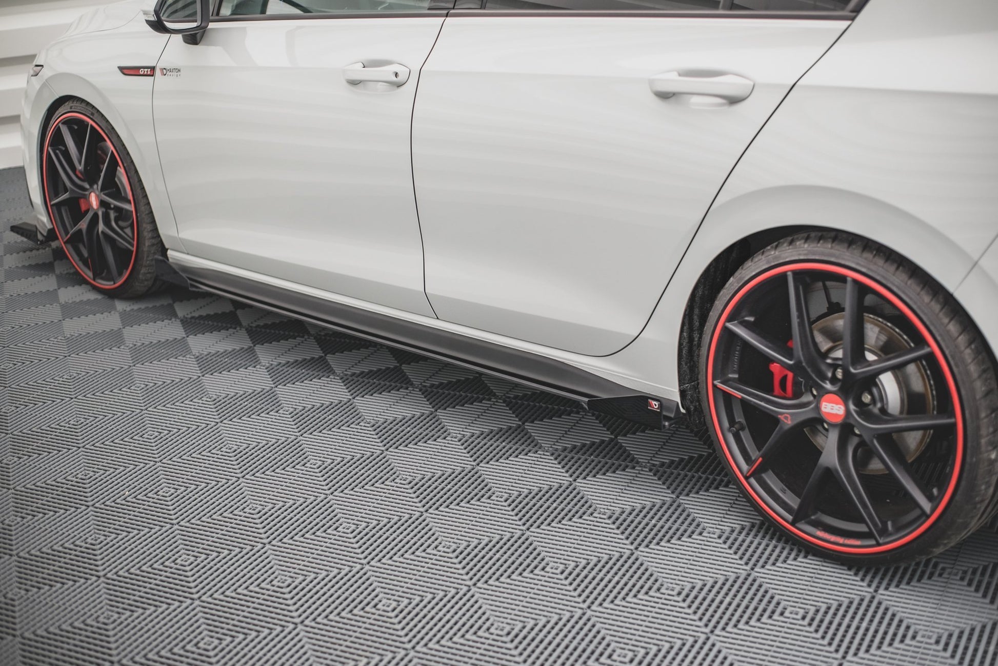 Robuste Racing Seitenschweller Ansatz für für + Flaps Volkswagen Golf 8 GTI / GTI Clubsport schwarz Hochglanz