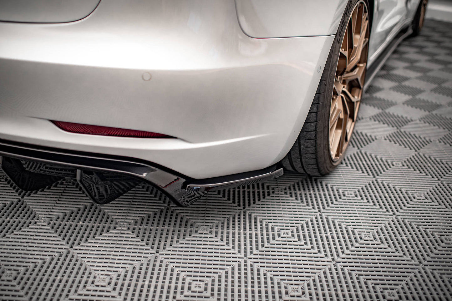 Heck Ansatz Flaps Diffusor V.2 für Tesla Model 3 Carbon Look
