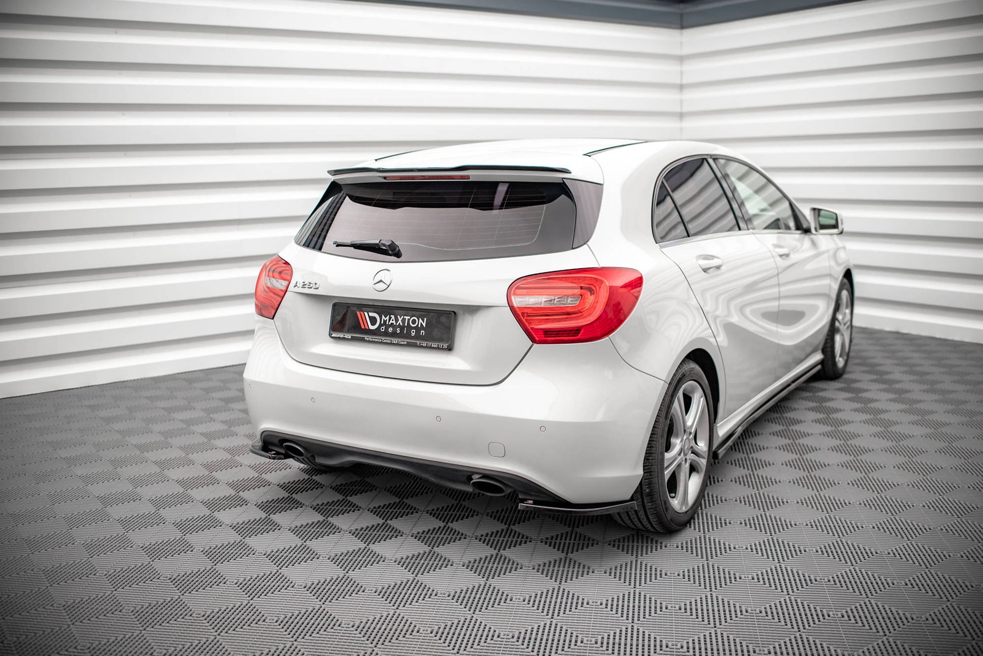 Heck Ansatz Flaps Diffusor V.2 für Mercedes-Benz A W176 Carbon Look