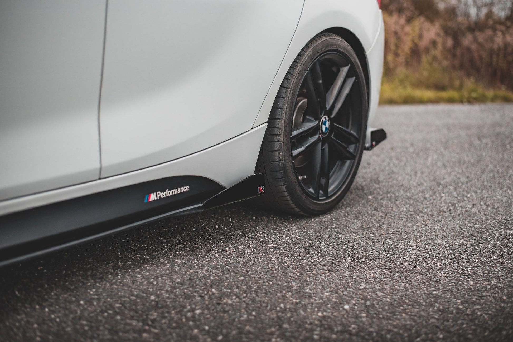 Robuste Racing Seitenschweller Ansatz für für V.2 + Flaps BMW 1er F20 M135i / M140i / M-Paket schwarz Hochglanz