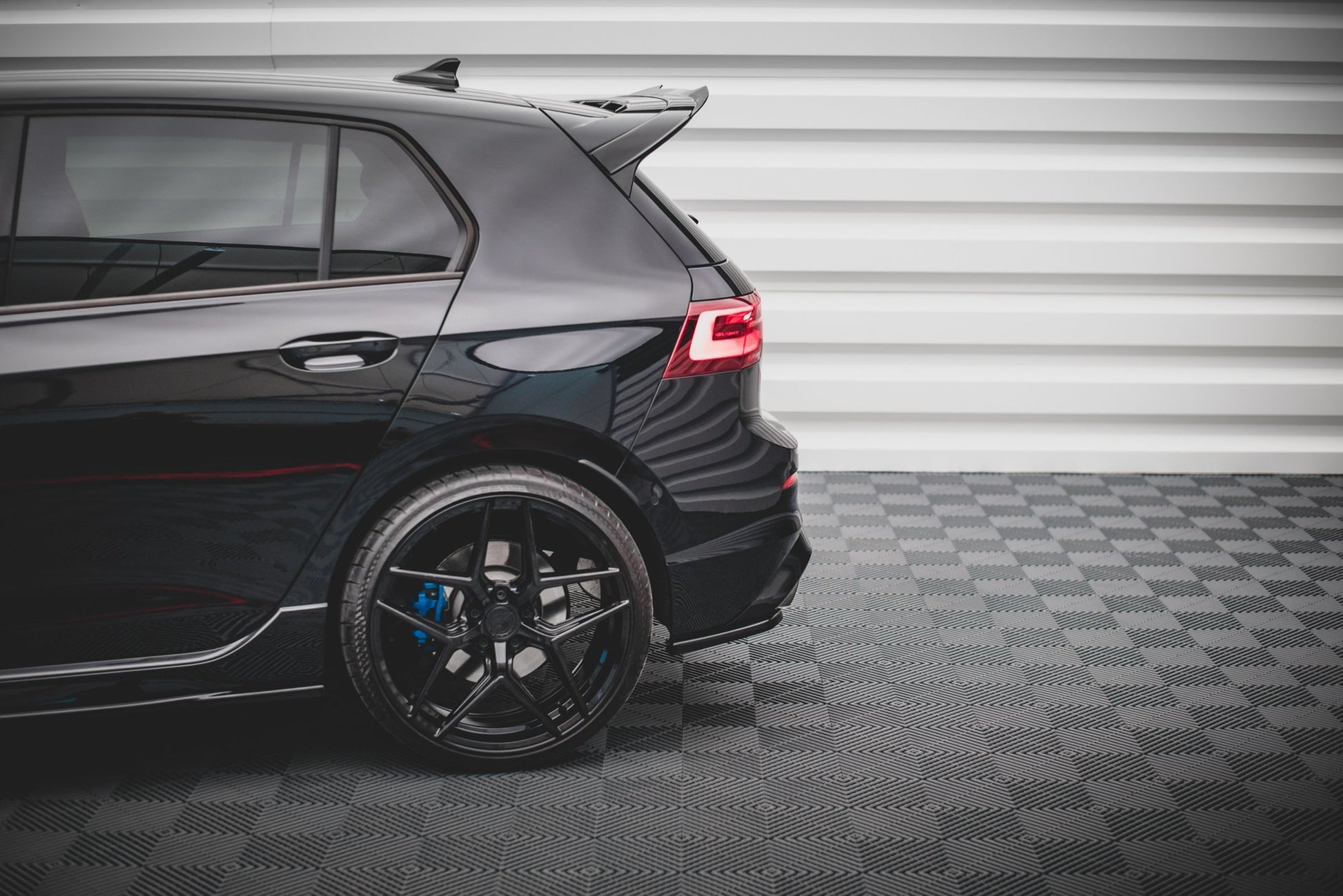 Heck Ansatz Flaps Diffusor V.1 für Volkswagen Golf R Mk8 schwarz Hochglanz