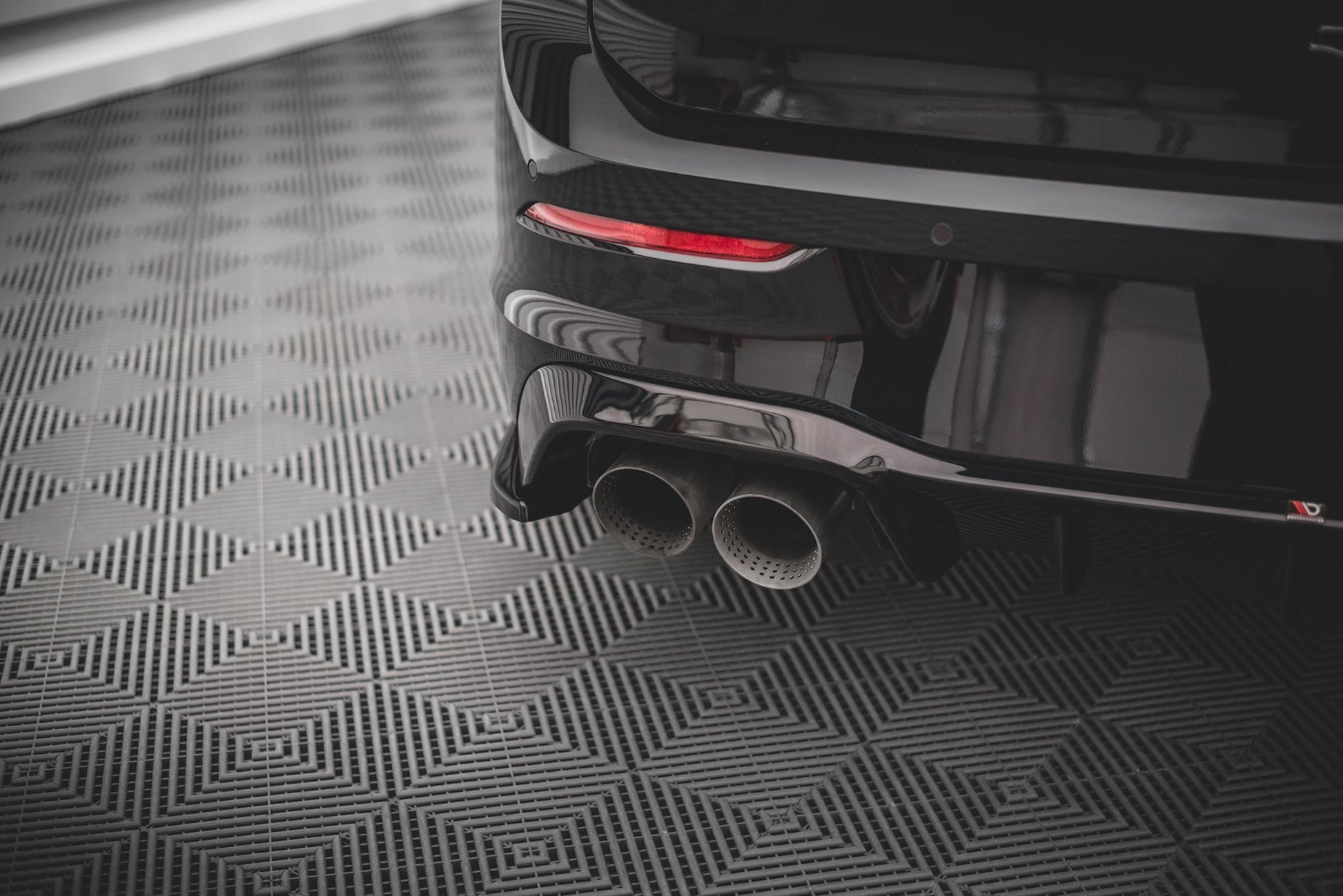 Heck Ansatz Flaps Diffusor V.3 für Volkswagen Golf R Mk8 schwarz Hochglanz