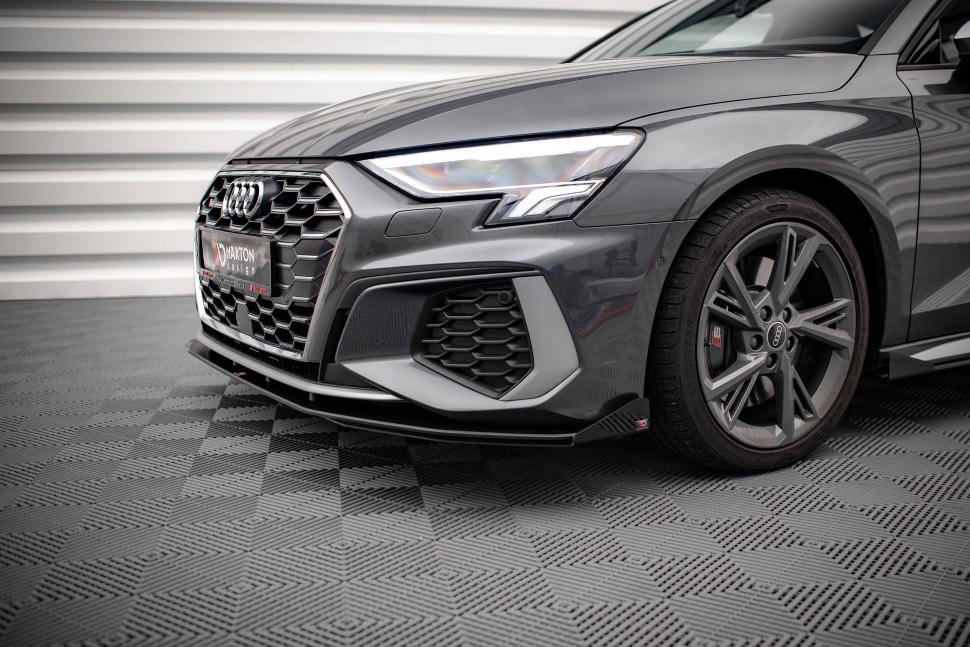 Street Pro Front Ansatz für +Flaps für V.1 + Flaps Audi S3 / A3 S-Line 8Y schwarz Hochglanz