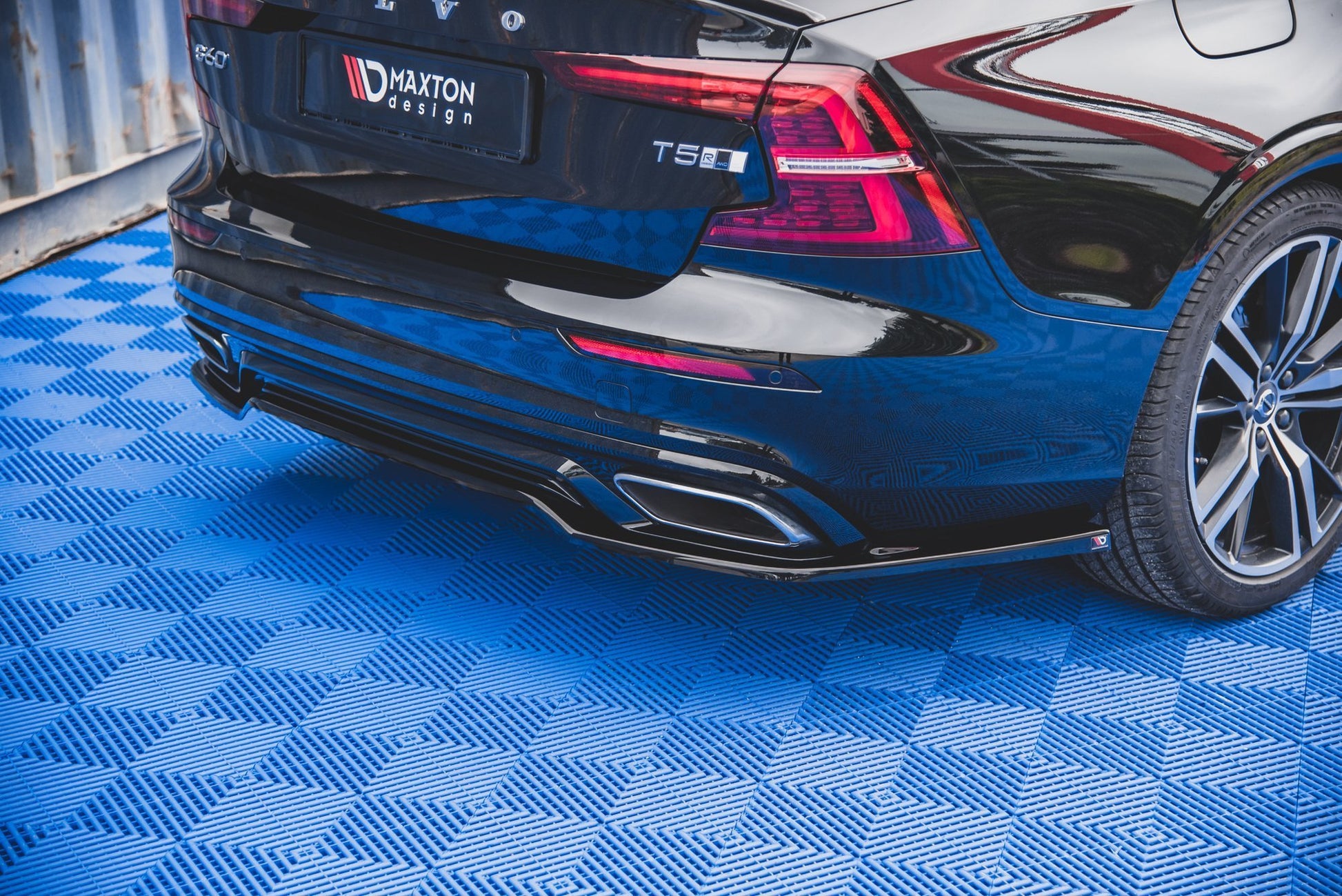 Mittlerer Diffusor Heck Ansatz für Volvo S60/V60 R-Design Mk3 schwarz Hochglanz