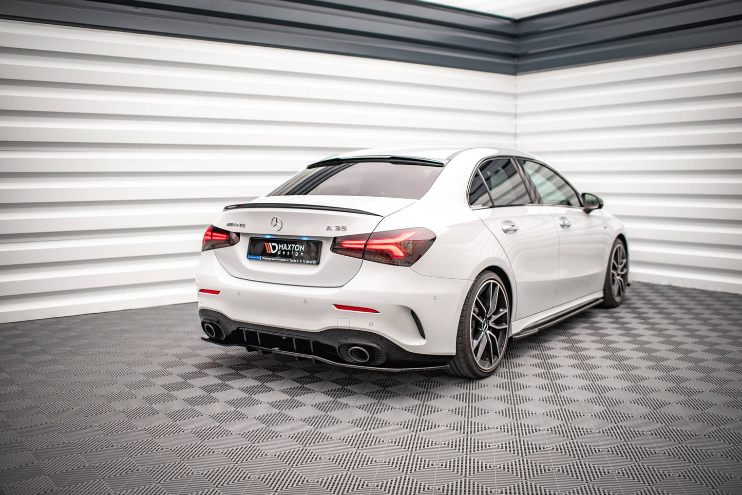 Mittlerer Diffusor Heck Ansatz DTM Look für V.1 Mercedes A 35 AMG Limousine V177 schwarz matt