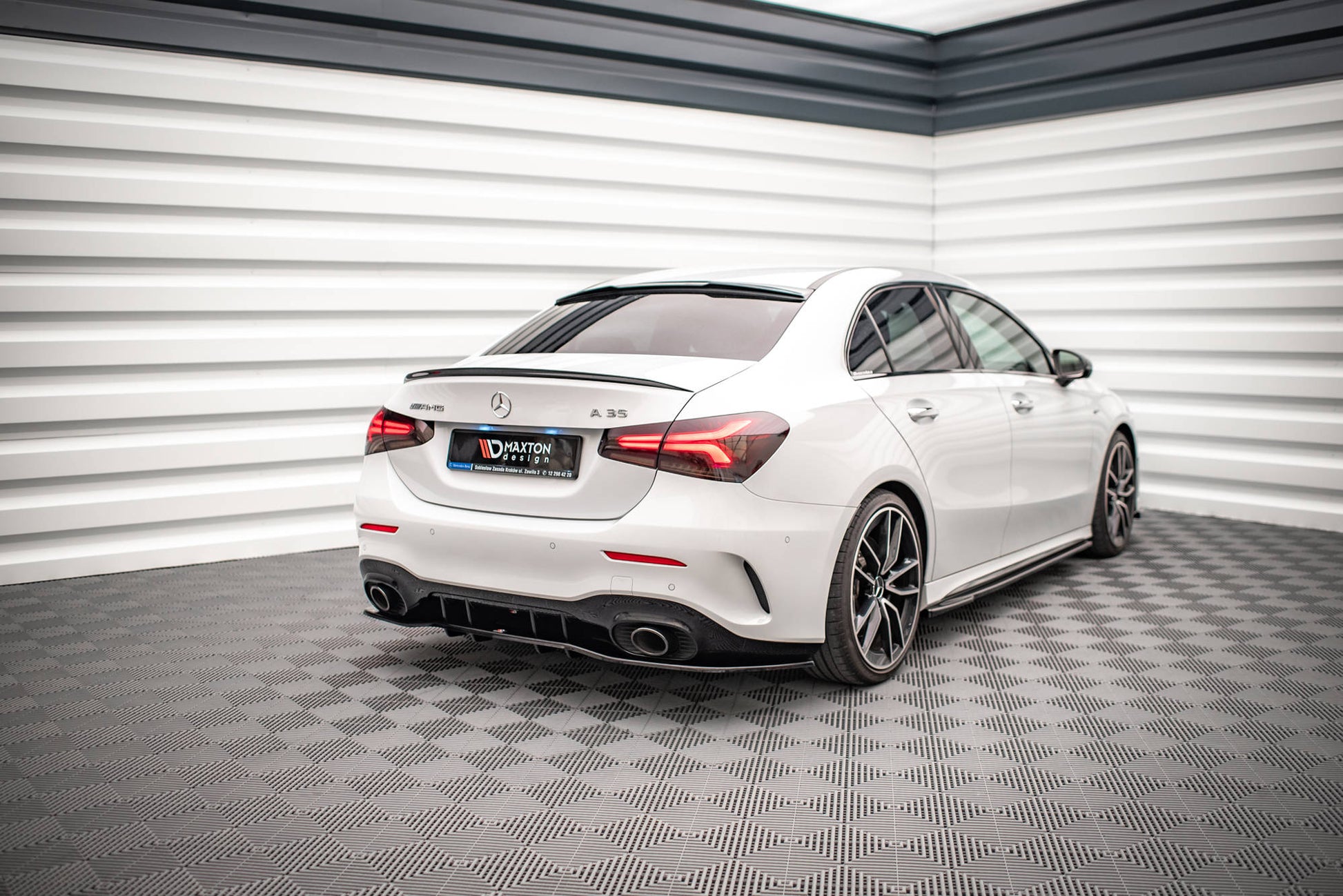 Mittlerer Diffusor Heck Ansatz DTM Look für V.1 Mercedes A 35 AMG Limousine V177 schwarz matt