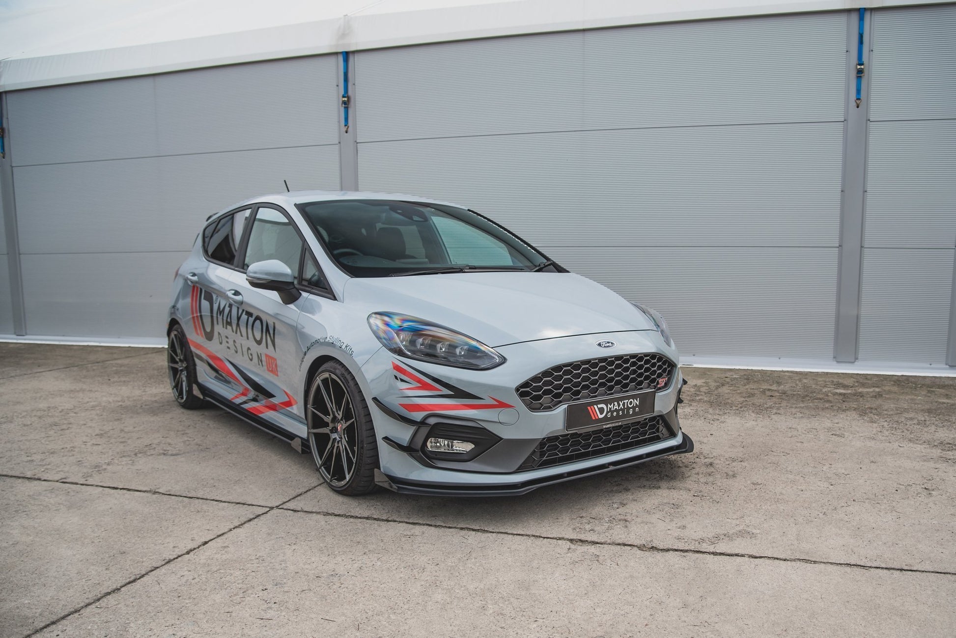 Robuste Racing Front Ansatz für passend für + Front Stoßstangen Racing Flaps passend für Ford Fiesta Mk8 ST / ST-Line schw...