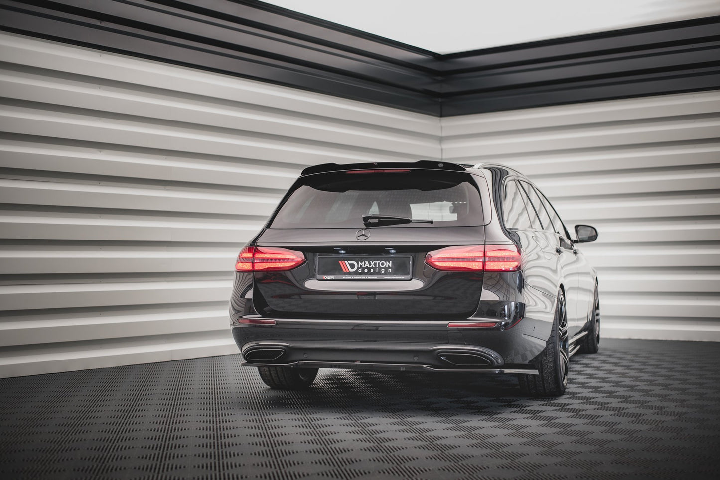 Mittlerer Diffusor Heck Ansatz für Mercedes-Benz E W213 schwarz matt