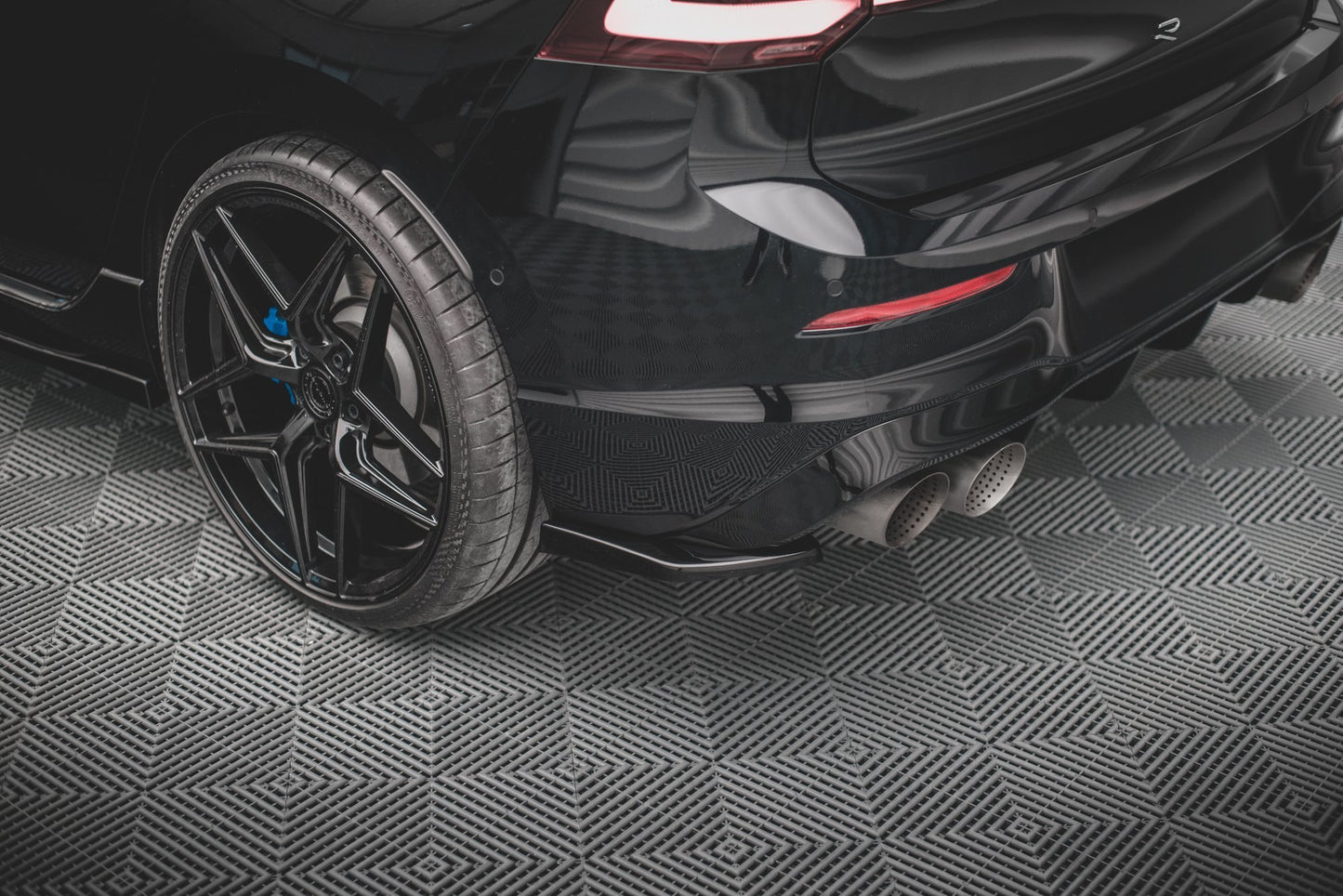 Heck Ansatz Flaps Diffusor V.2 für Volkswagen Golf R Mk8 Carbon Look