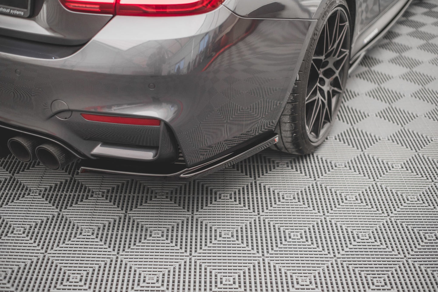 Heck Ansatz Flaps Diffusor V.1 für BMW M4 F82 schwarz Hochglanz
