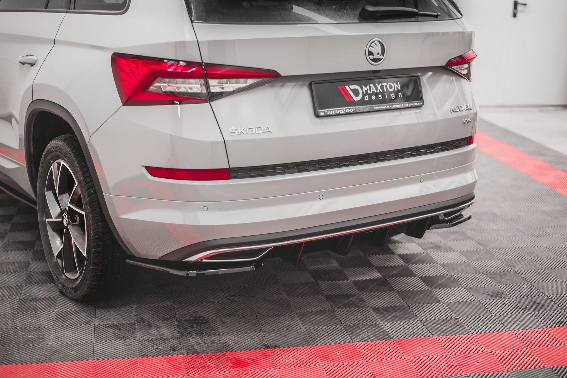 Heck Ansatz Flaps Diffusor für Skoda Kodiaq Mk1 Sportline Carbon Look