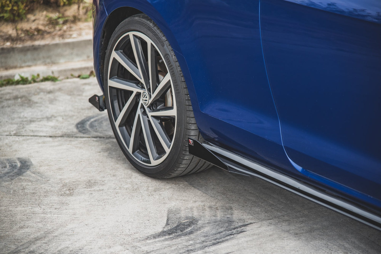 Robuste Racing Seitenschweller Ansatz für für + Flaps VW Golf 7 R / R-Line Facelift schwarz Hochglanz