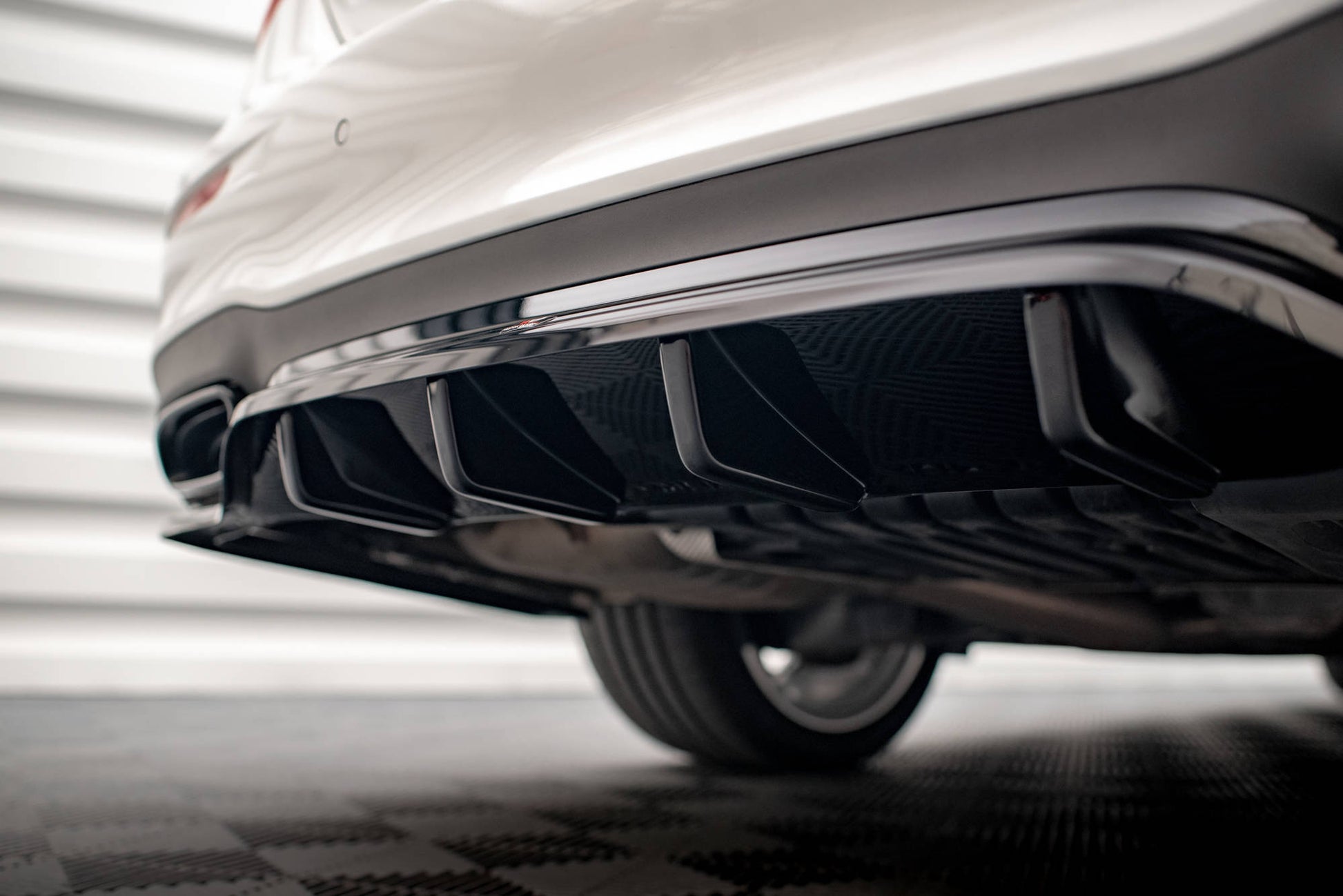 Mittlerer Diffusor Heck Ansatz DTM Look für Mercedes-Benz E AMG-Line W213 Facelift schwarz matt