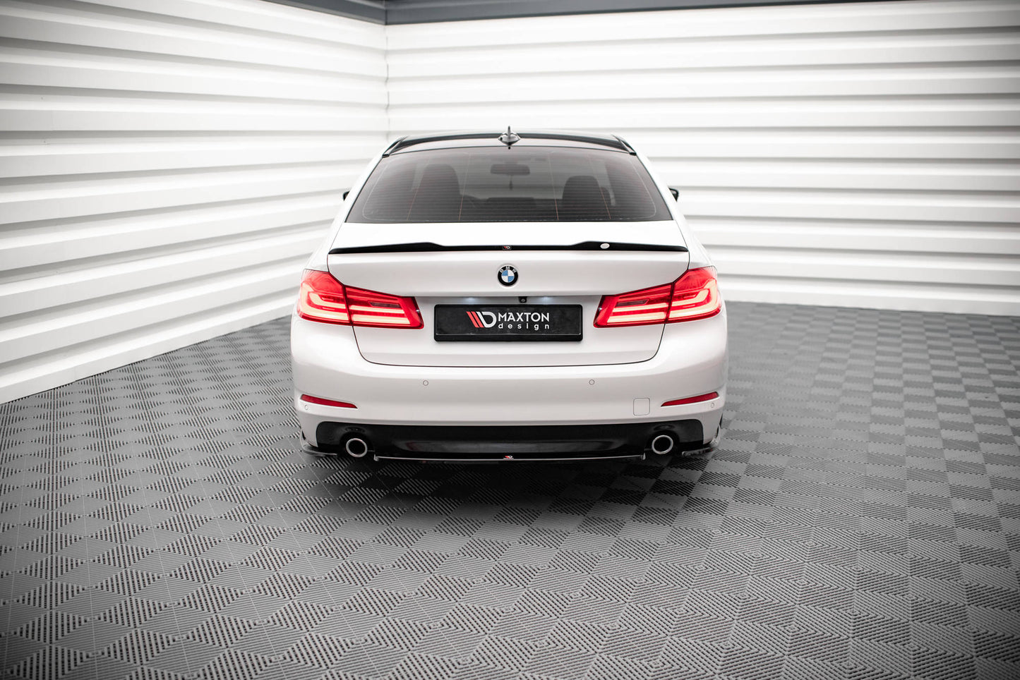 Mittlerer Diffusor Heck Ansatz für BMW 5er G30 Carbon Look