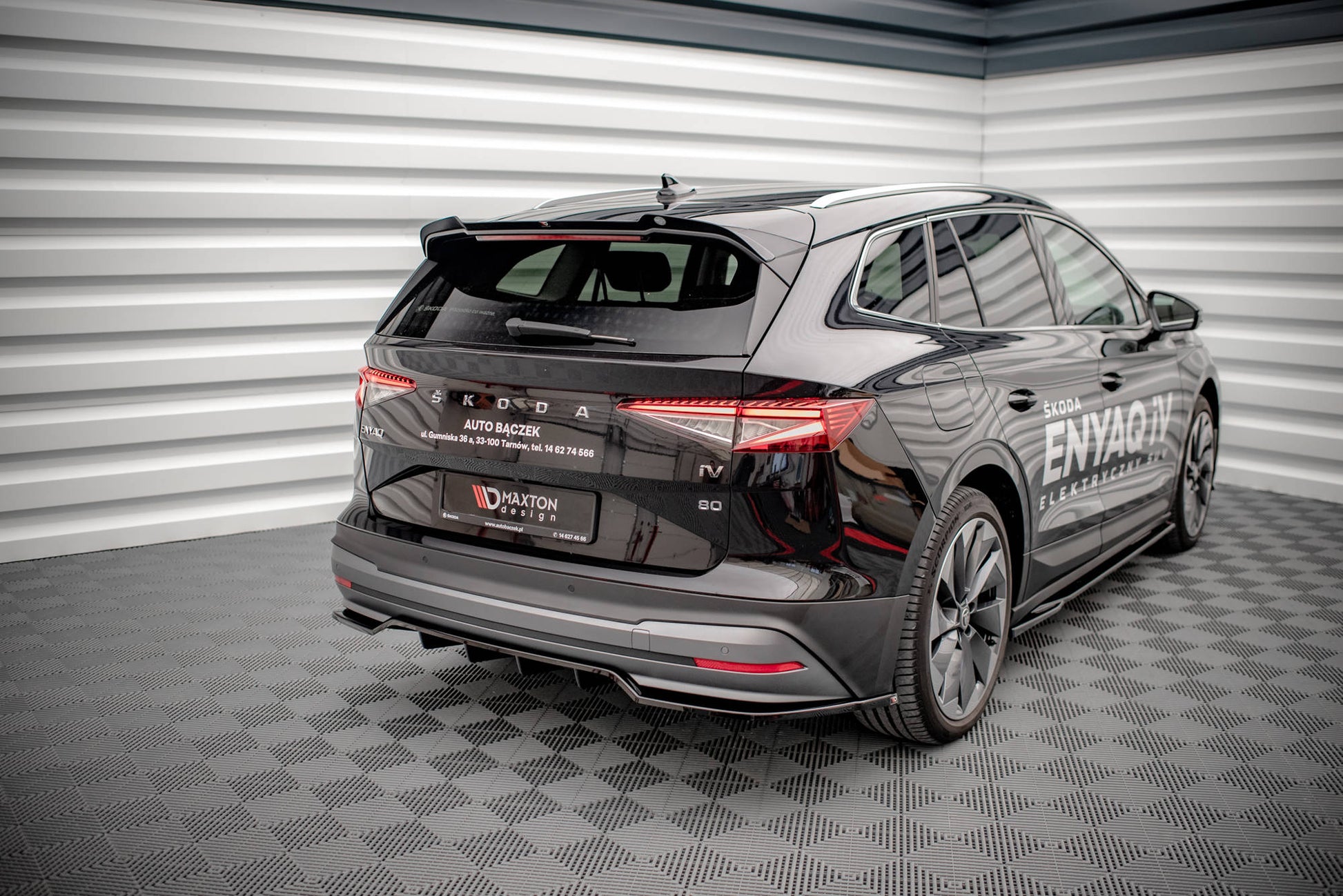 Mittlerer Diffusor Heck Ansatz DTM Look für Skoda Enyaq iV schwarz Hochglanz