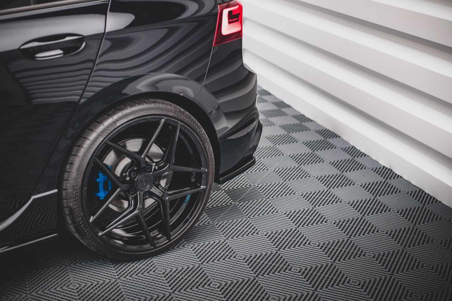 Heck Ansatz Flaps Diffusor V.1 für Volkswagen Golf R Mk8 schwarz matt