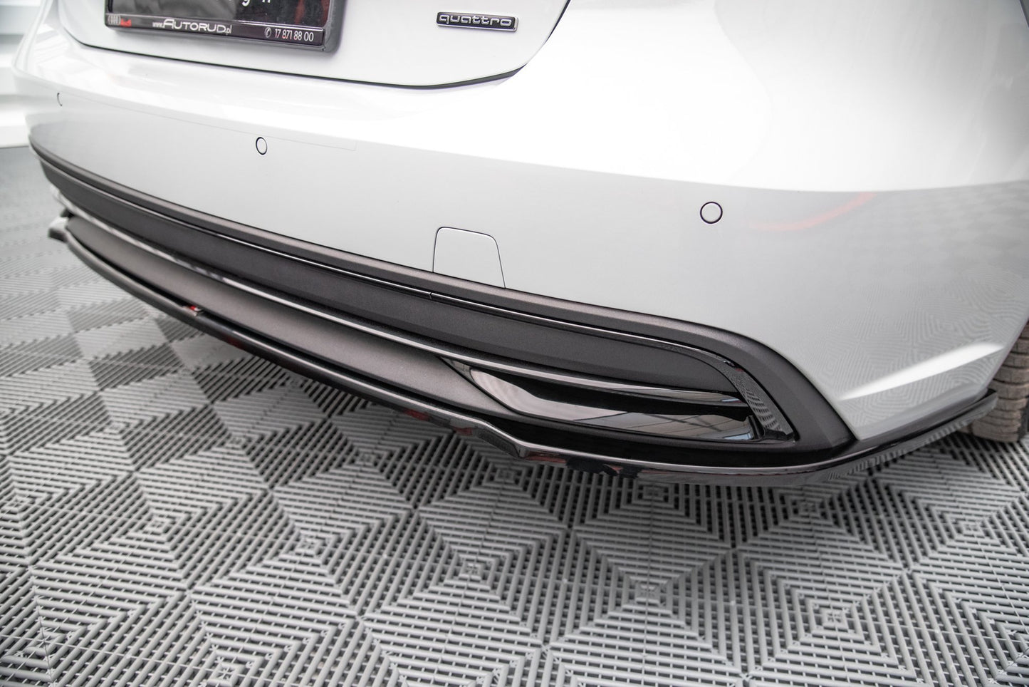 Mittlerer Diffusor Heck Ansatz für Audi A7 C8 Carbon Look