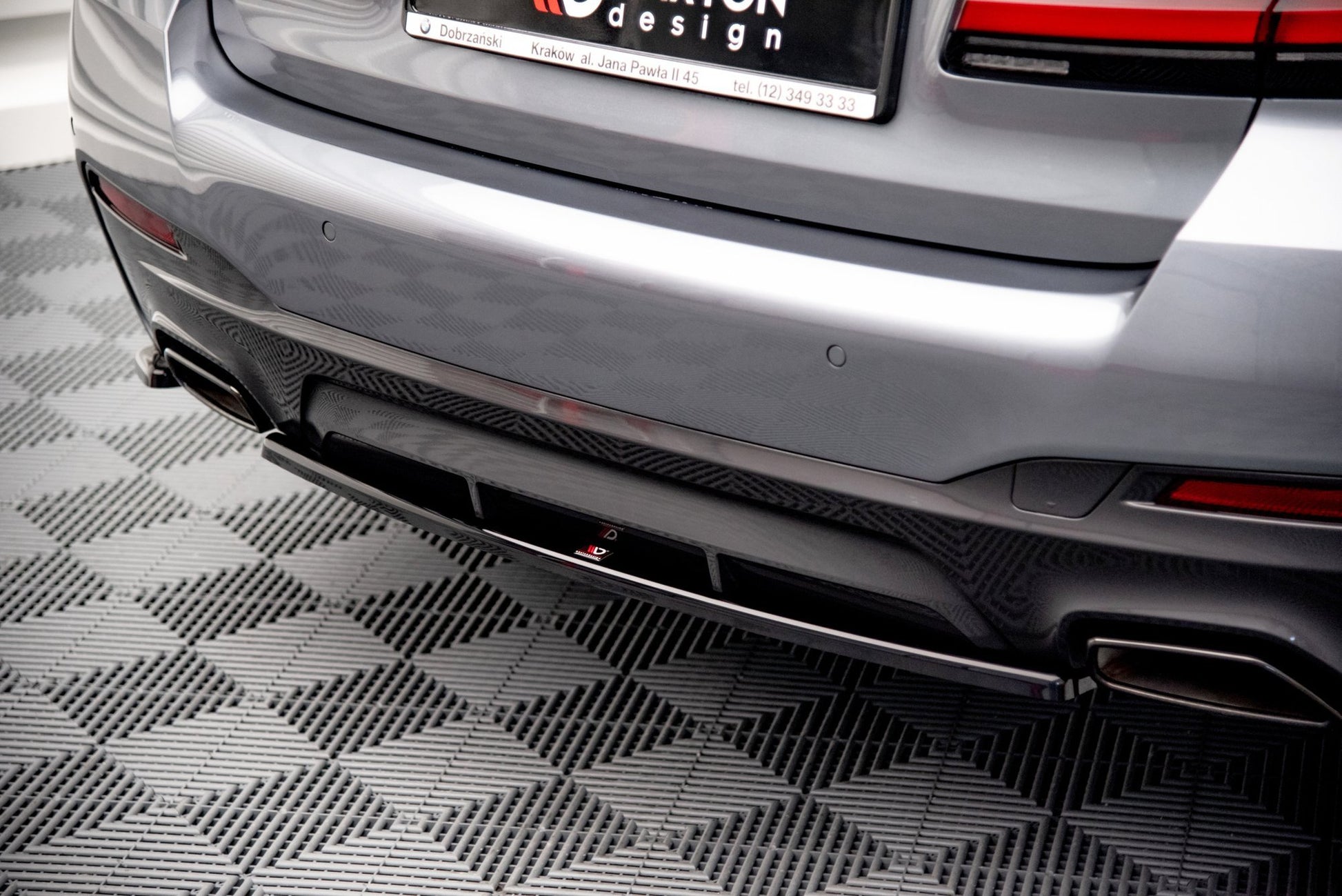 Mittlerer Diffusor Heck Ansatz für BMW 5er G30 Facelift M-Paket schwarz Hochglanz