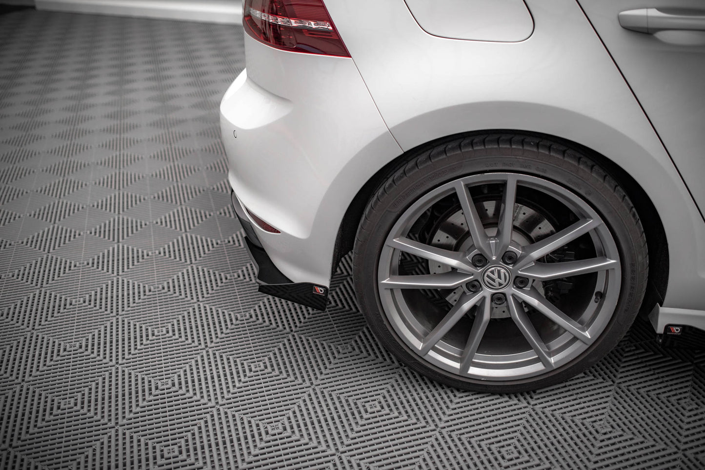 Hintere Seiten Flaps für Volkswagen Golf R Mk7 schwarz Hochglanz