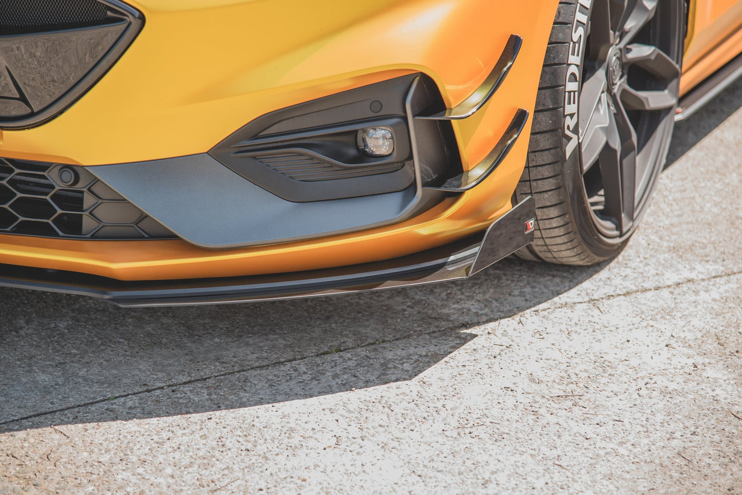 Robuste Racing Front Ansatz für passend +Flaps für Ford Focus ST / ST-Line Mk4 schwarz Hochglanz