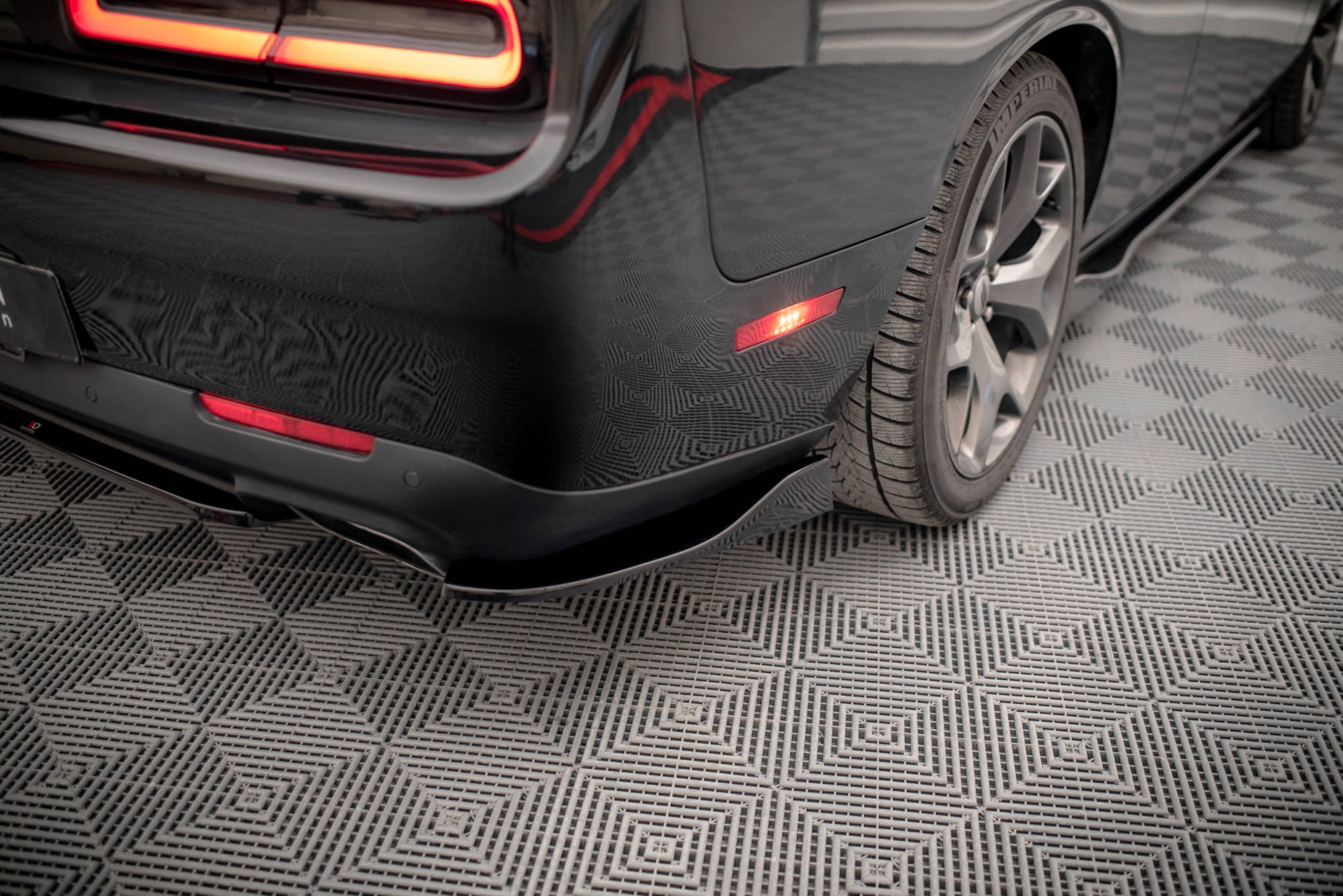 Heck Ansatz Flaps Diffusor für Dodge Challenger RT Mk3 Facelift schwarz matt