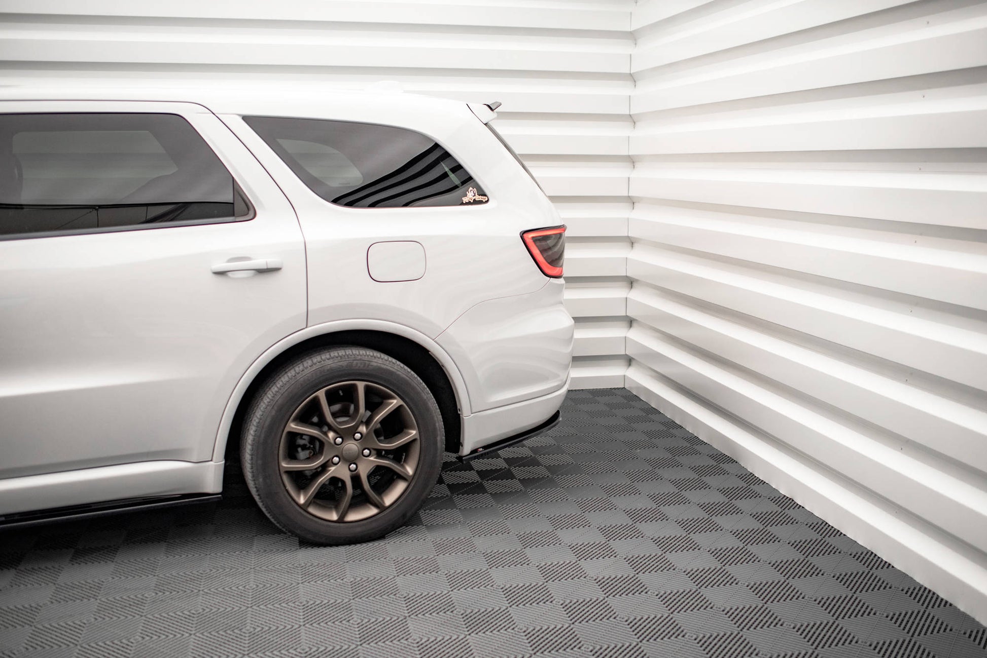 Heck Ansatz Flaps Diffusor für Dodge Durango RT Mk3 schwarz matt