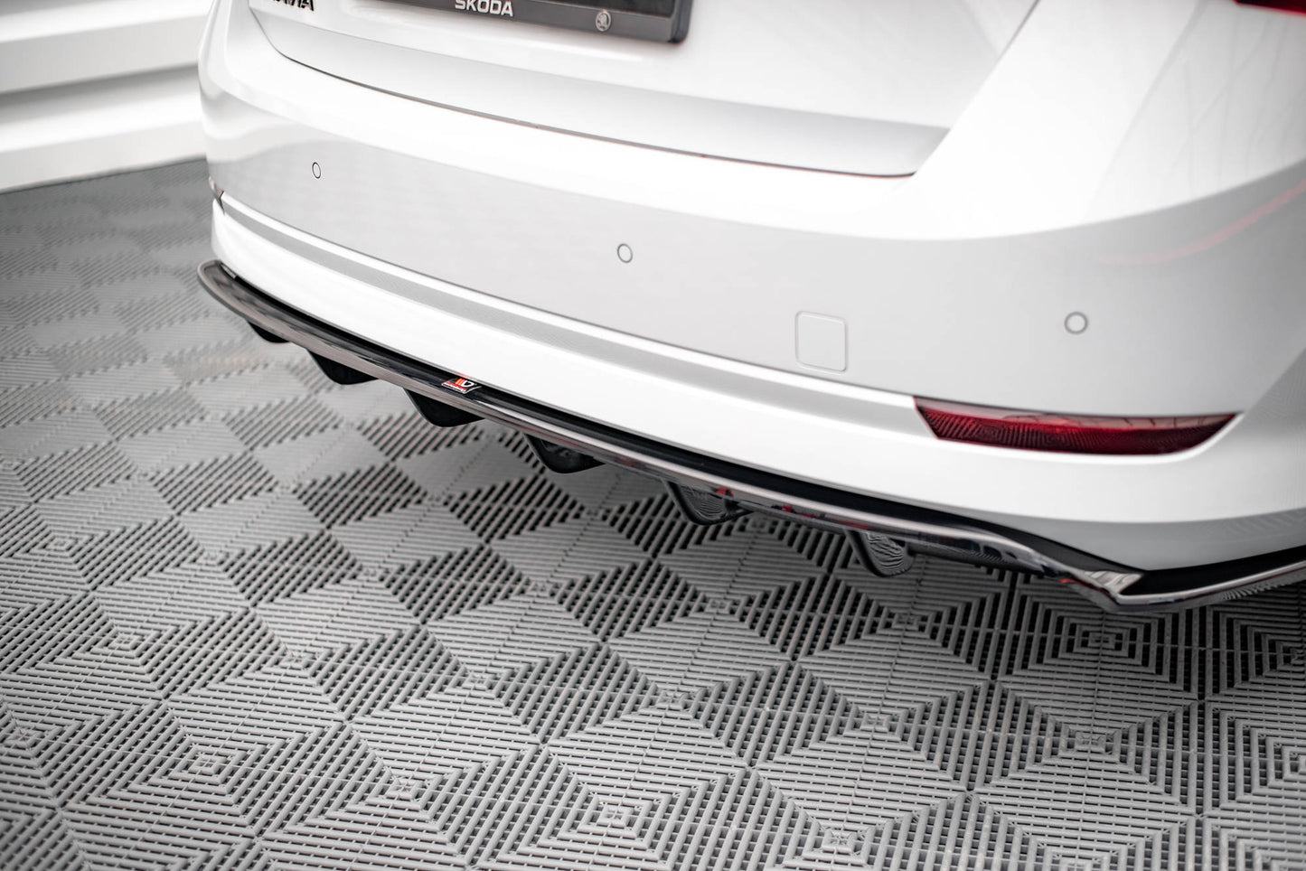 Mittlerer Diffusor Heck Ansatz DTM Look für Skoda Octavia Mk4 schwarz Hochglanz