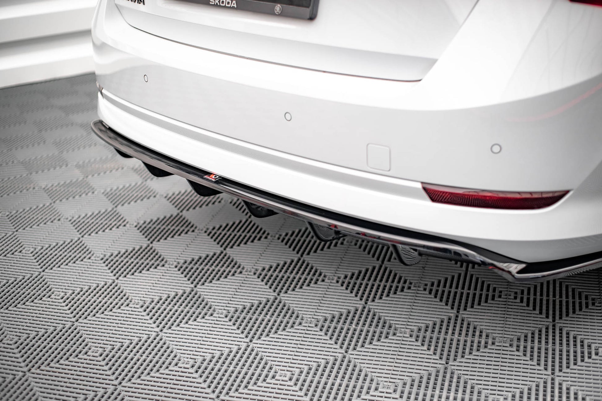 Mittlerer Diffusor Heck Ansatz DTM Look für Skoda Octavia Mk4 Carbon Look