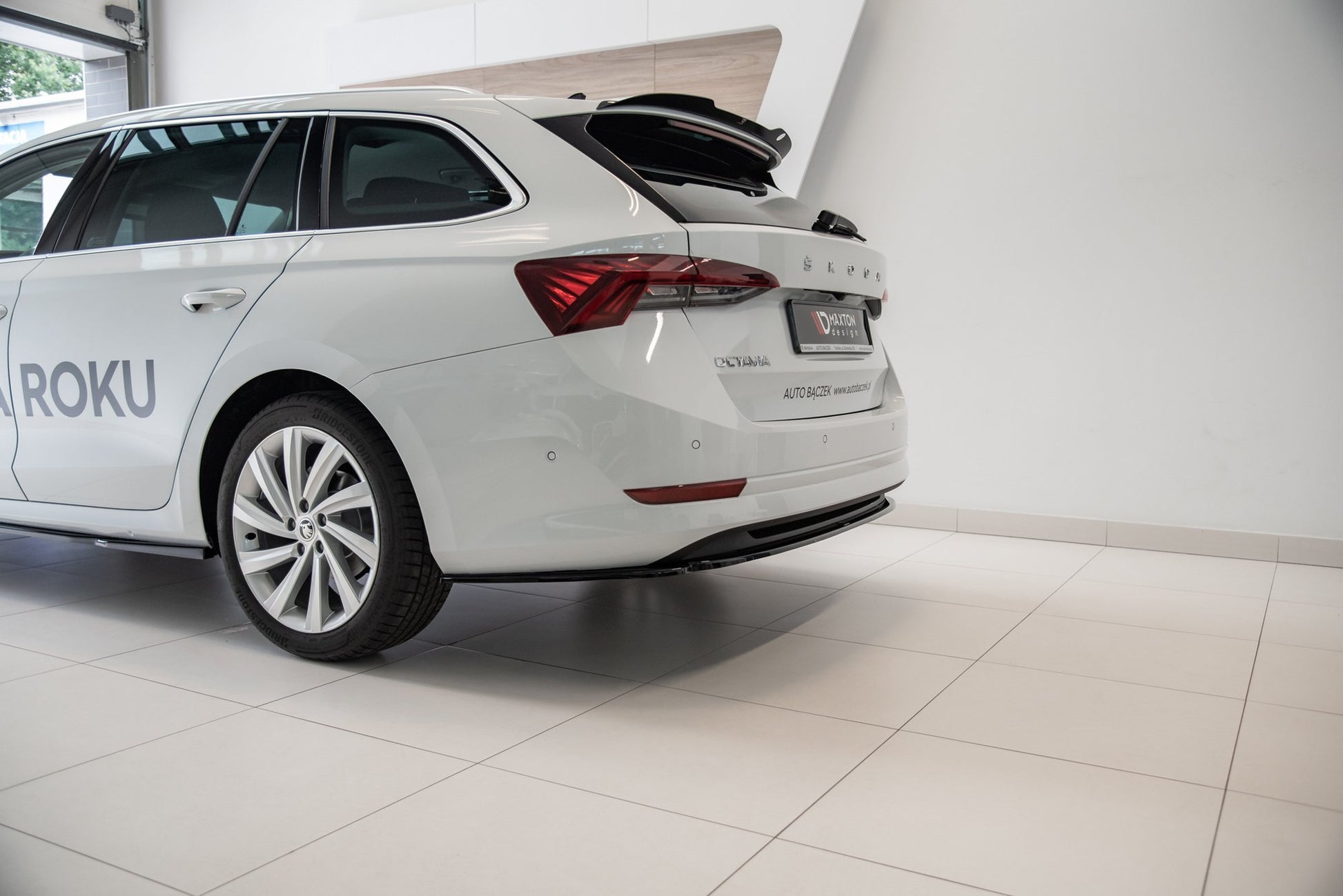 Mittlerer Diffusor Heck Ansatz für Skoda Octavia Mk4 schwarz Hochglanz