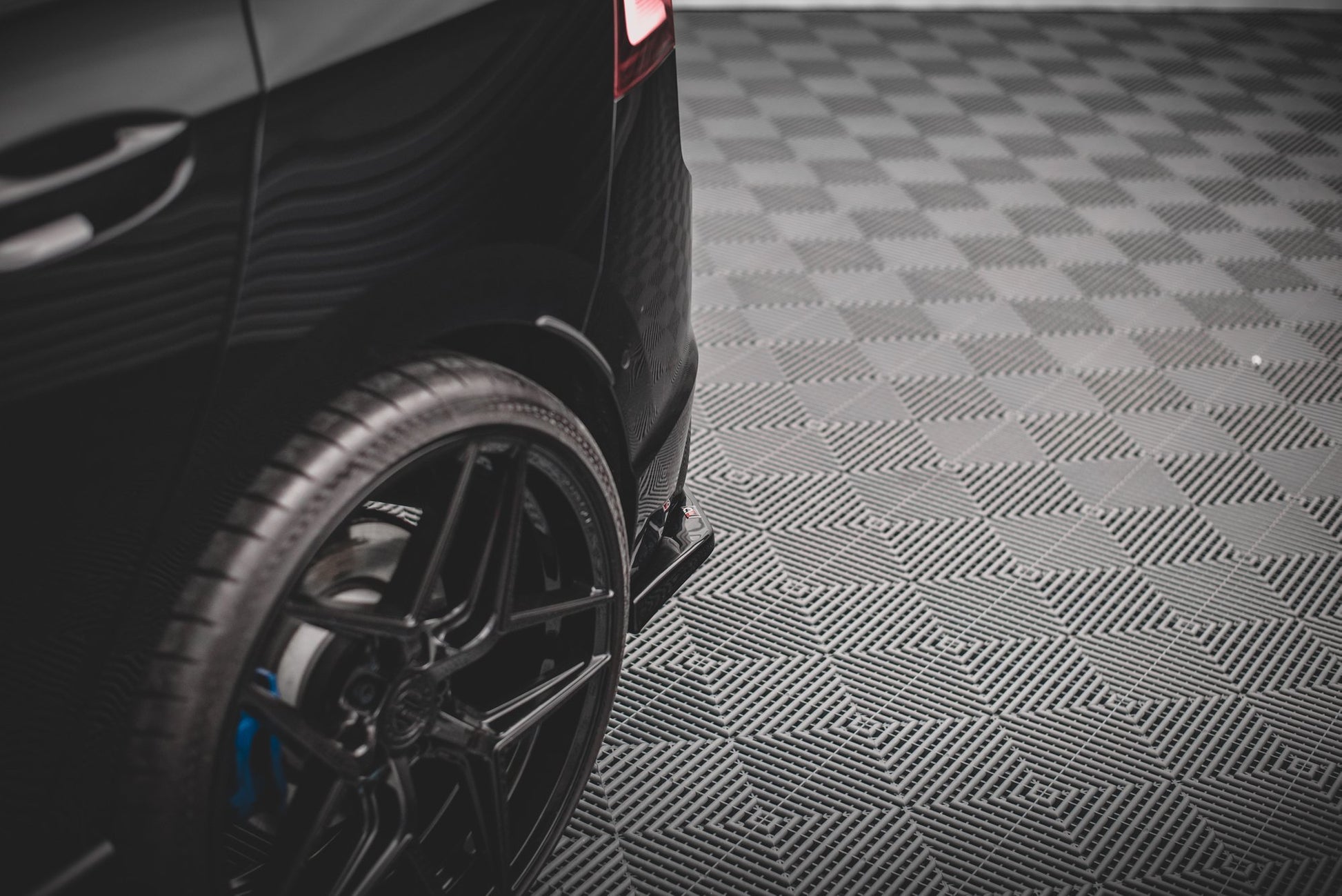 Heck Ansatz Flaps Diffusor V.2 für Volkswagen Golf R Mk8 Carbon Look