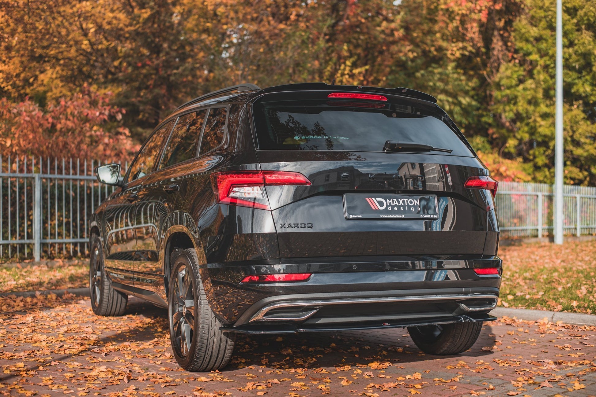 Mittlerer Diffusor Heck Ansatz für Skoda Karoq Sportline schwarz Hochglanz