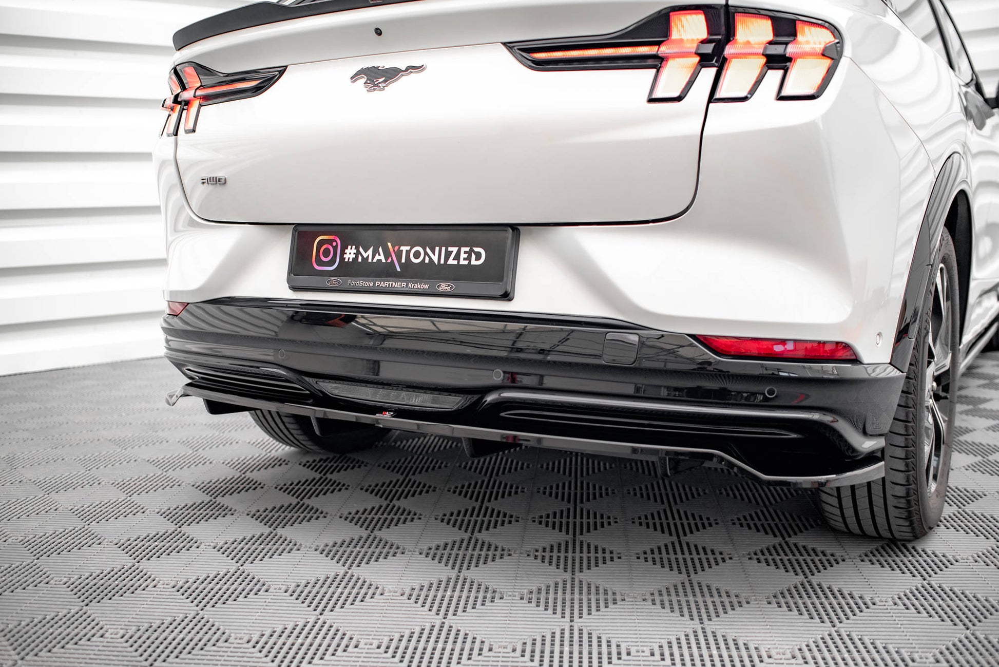 Mittlerer Diffusor Heck Ansatz DTM Look für Ford Mustang Mach-E Mk1 Carbon Look