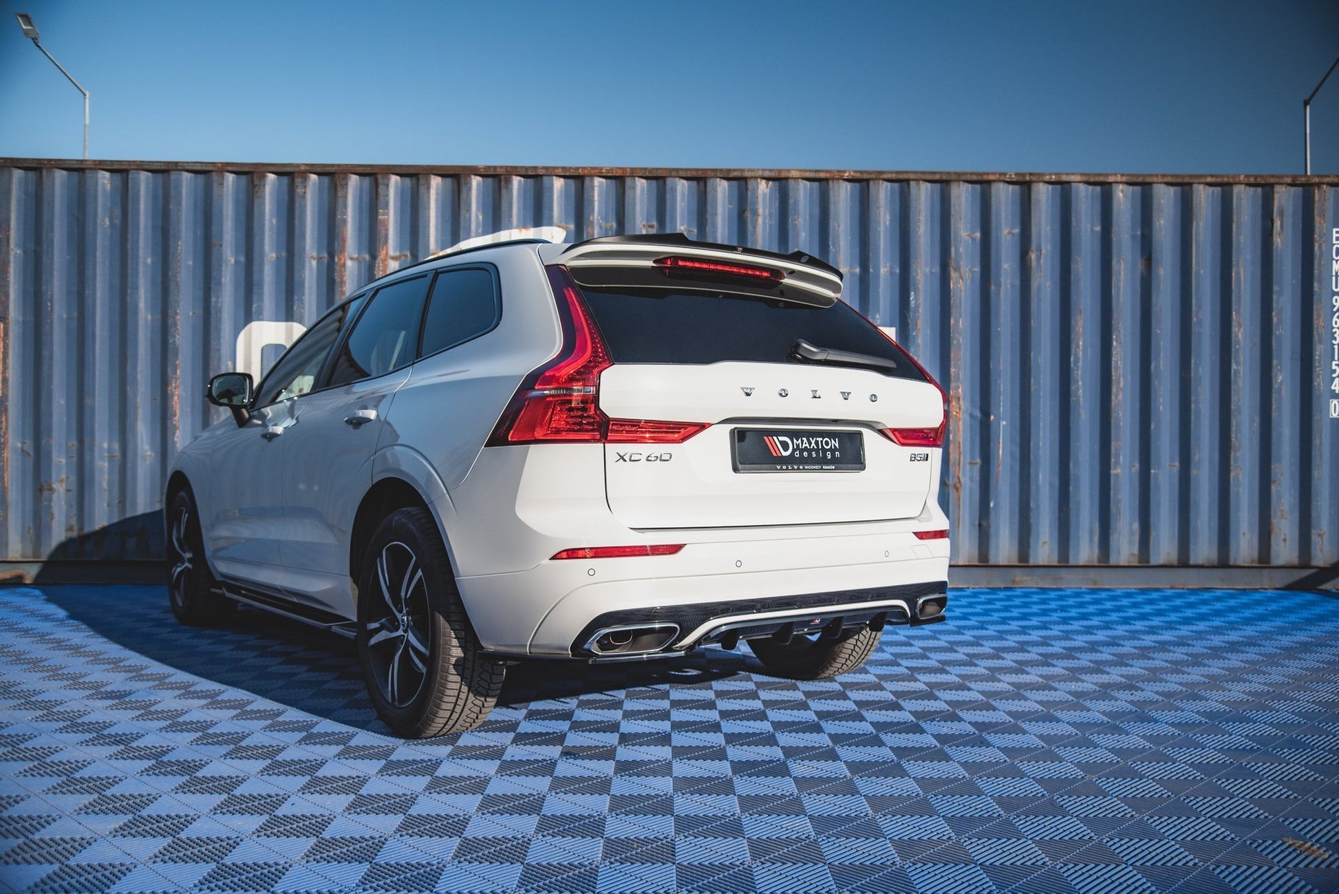 Spoiler CAP für Volvo XC60 Mk2 R-Design schwarz Hochglanz