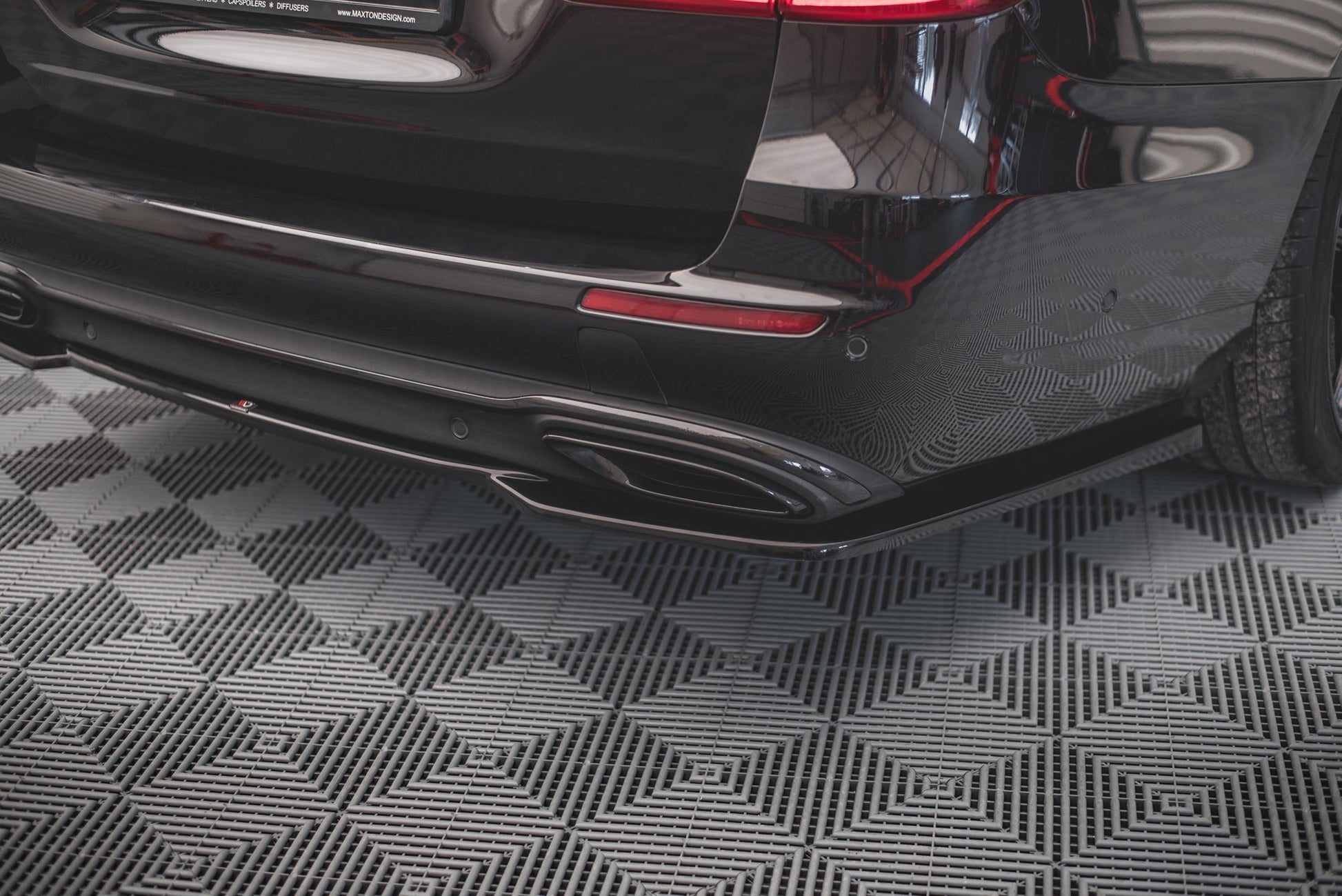 Mittlerer Diffusor Heck Ansatz für Mercedes-Benz E W213 Carbon Look