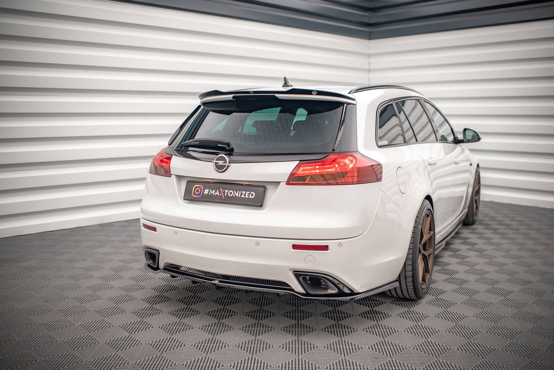 Mittlerer Diffusor Heck Ansatz DTM Look für Opel Insignia OPC Mk1 schwarz Hochglanz