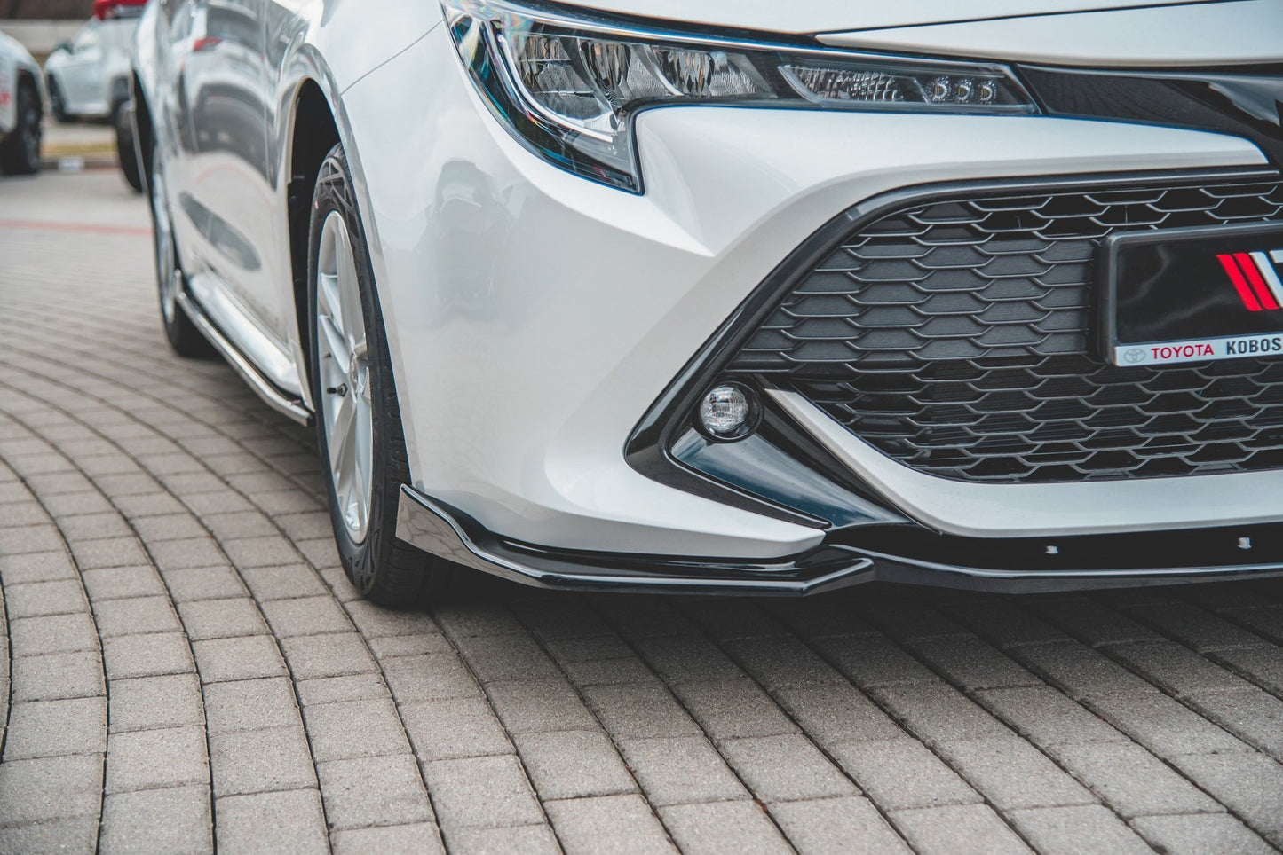 Front Ansatz V.2 für Toyota Corolla XII Touring Sports/ Hatchback schwarz Hochglanz