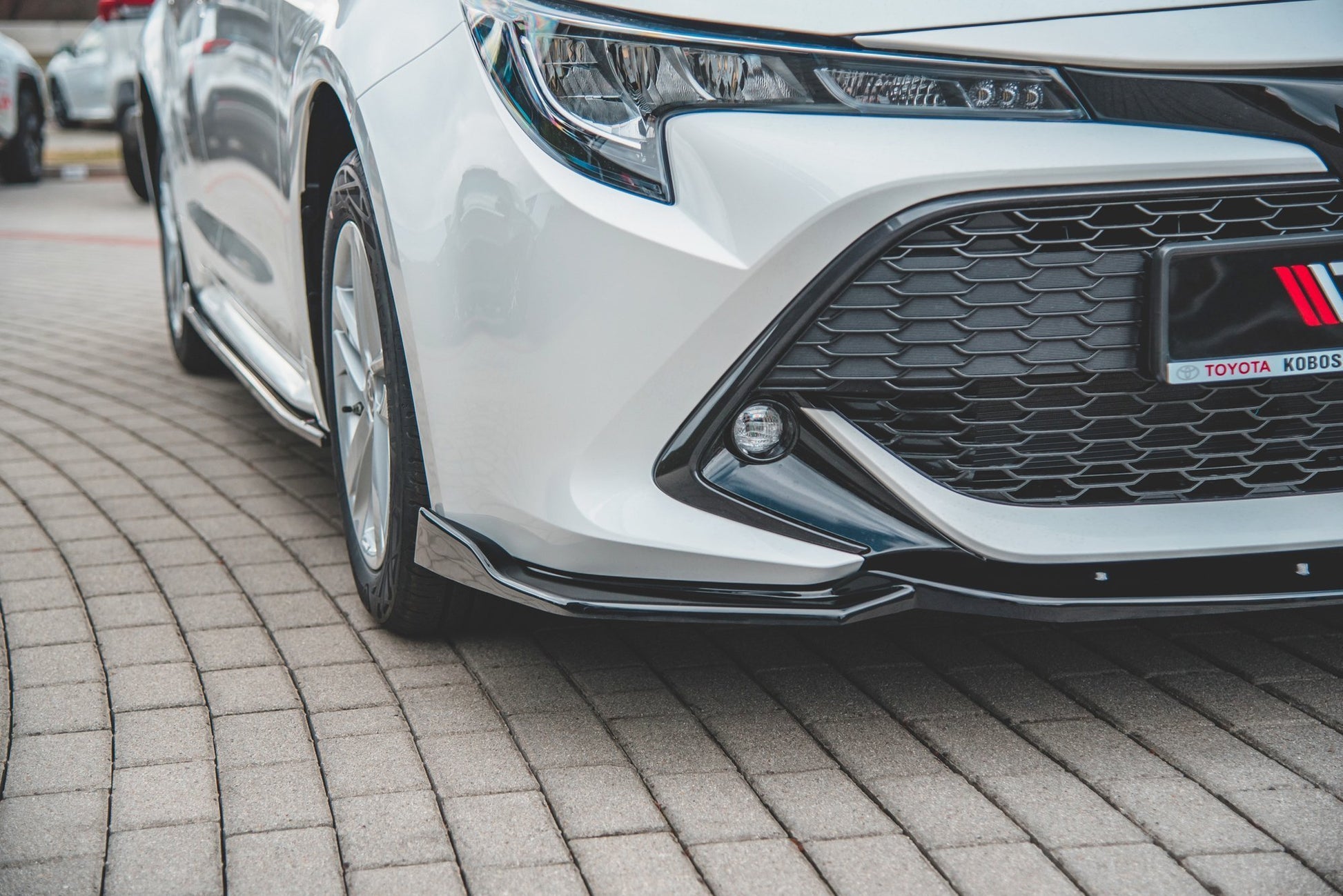 Front Ansatz V.2 für Toyota Corolla XII Touring Sports/ Hatchback schwarz Hochglanz