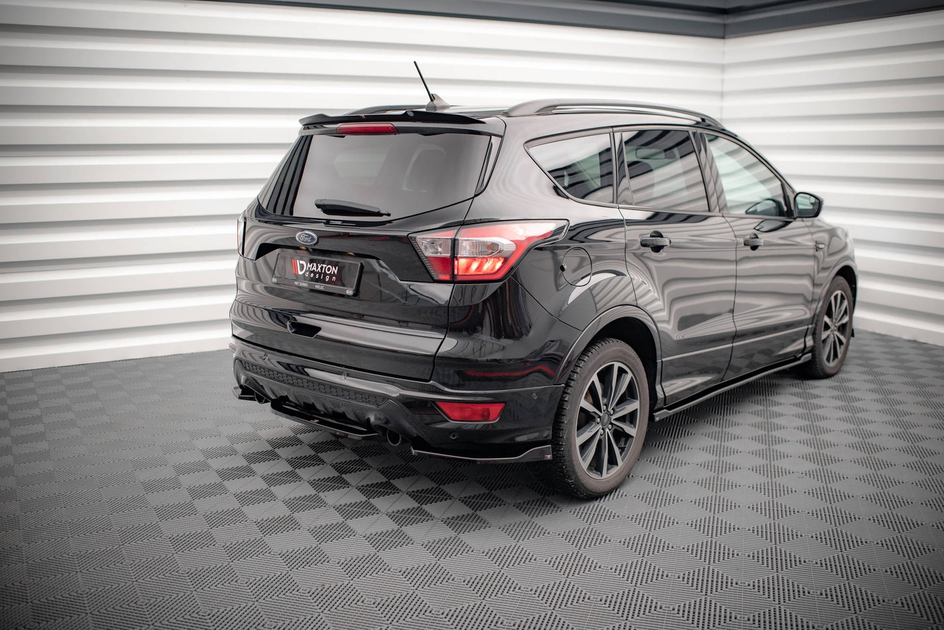 Mittlerer Diffusor Heck Ansatz für Ford Escape ST-Line Mk3 schwarz Hochglanz